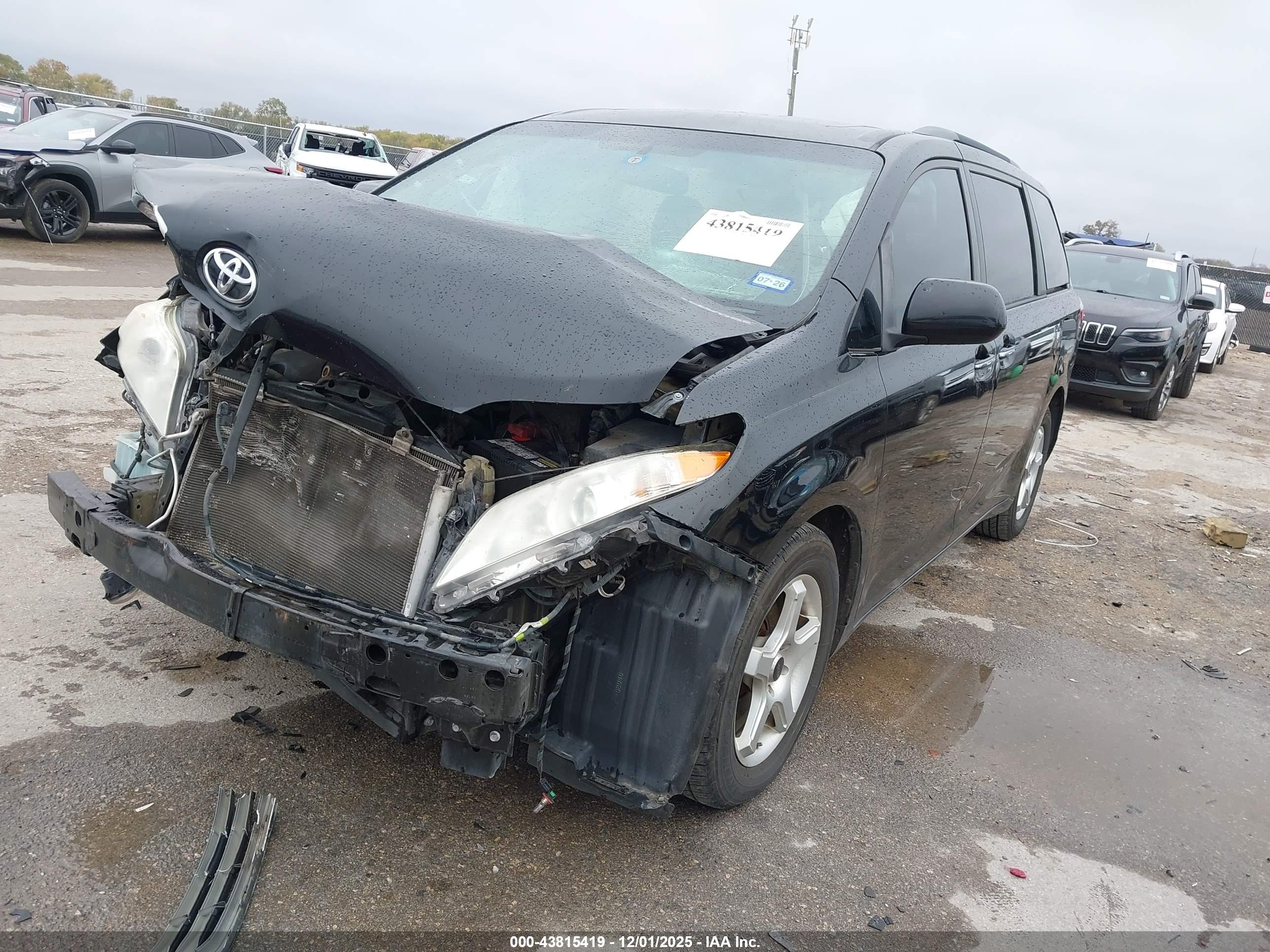 TOYOTA SIENNA image 2