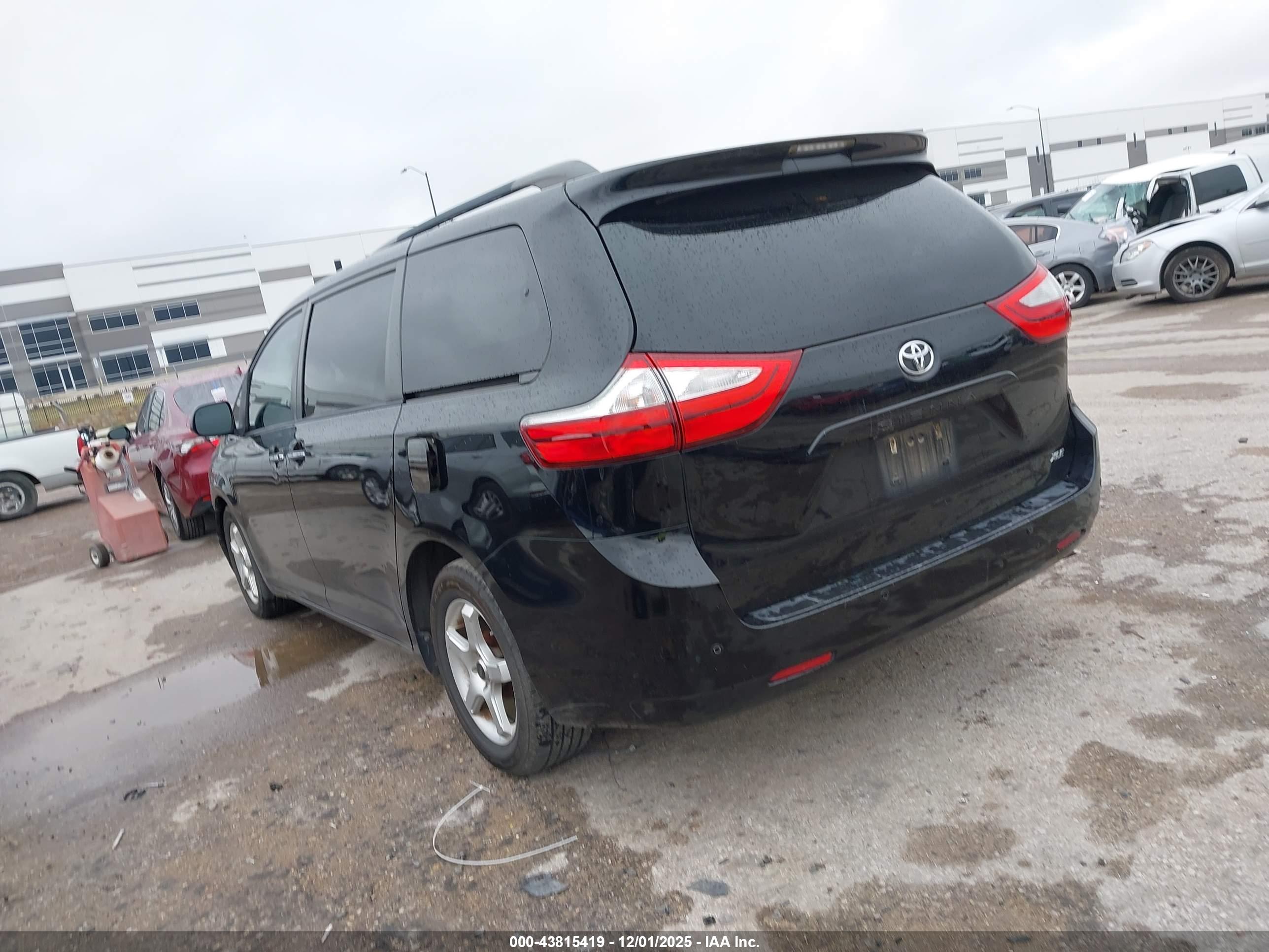 TOYOTA SIENNA image 3