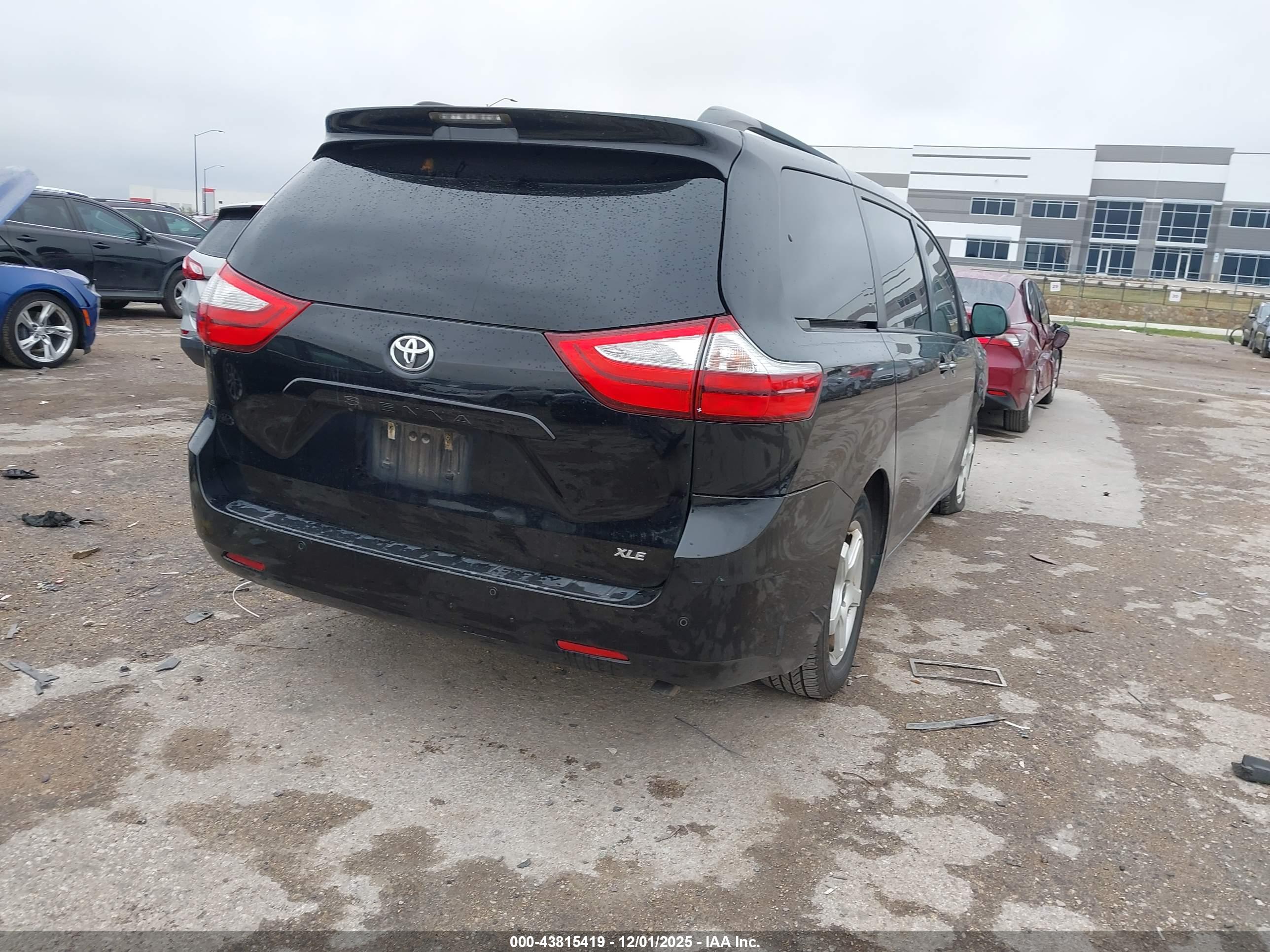 TOYOTA SIENNA image 4