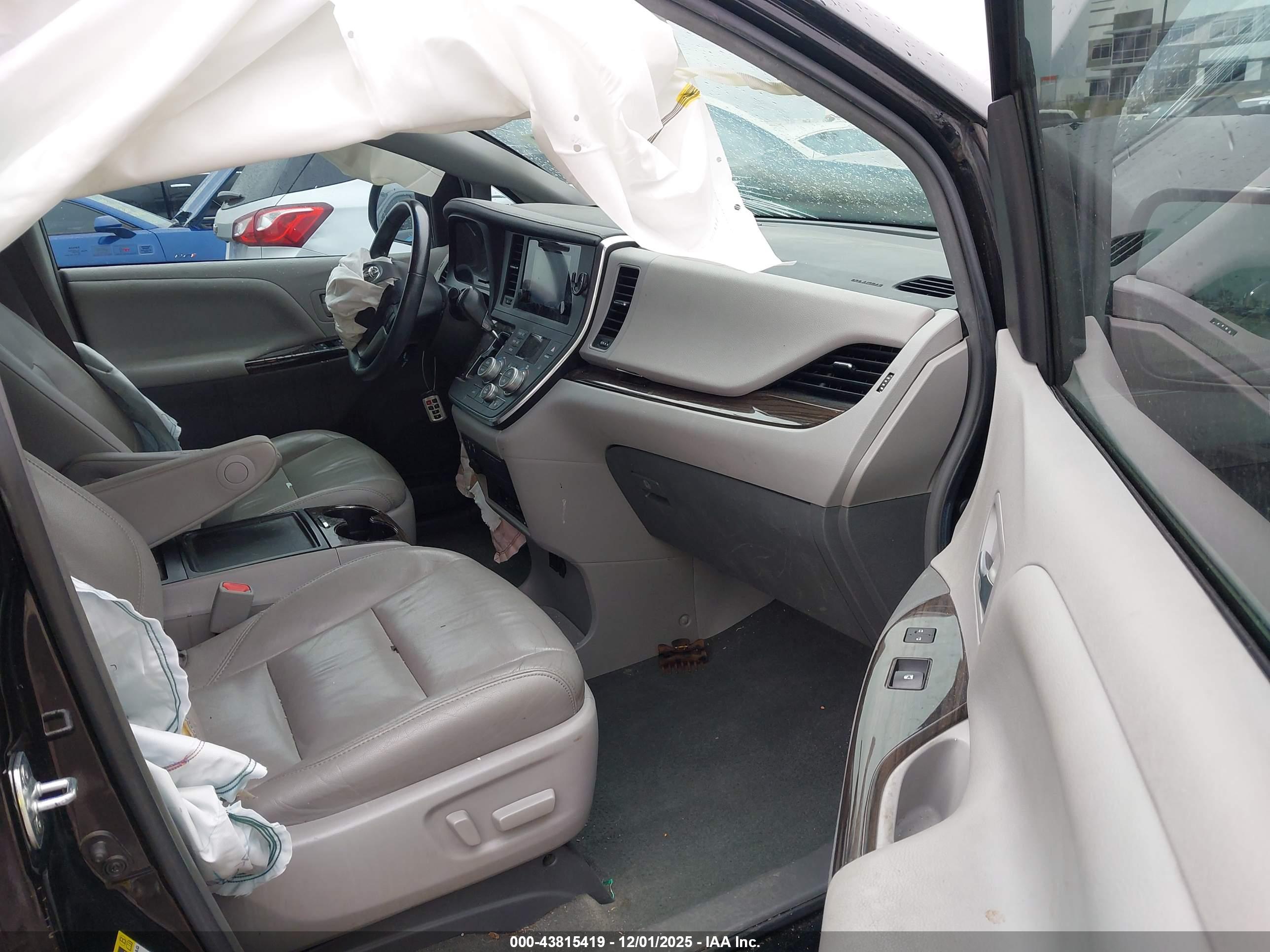 TOYOTA SIENNA image 5