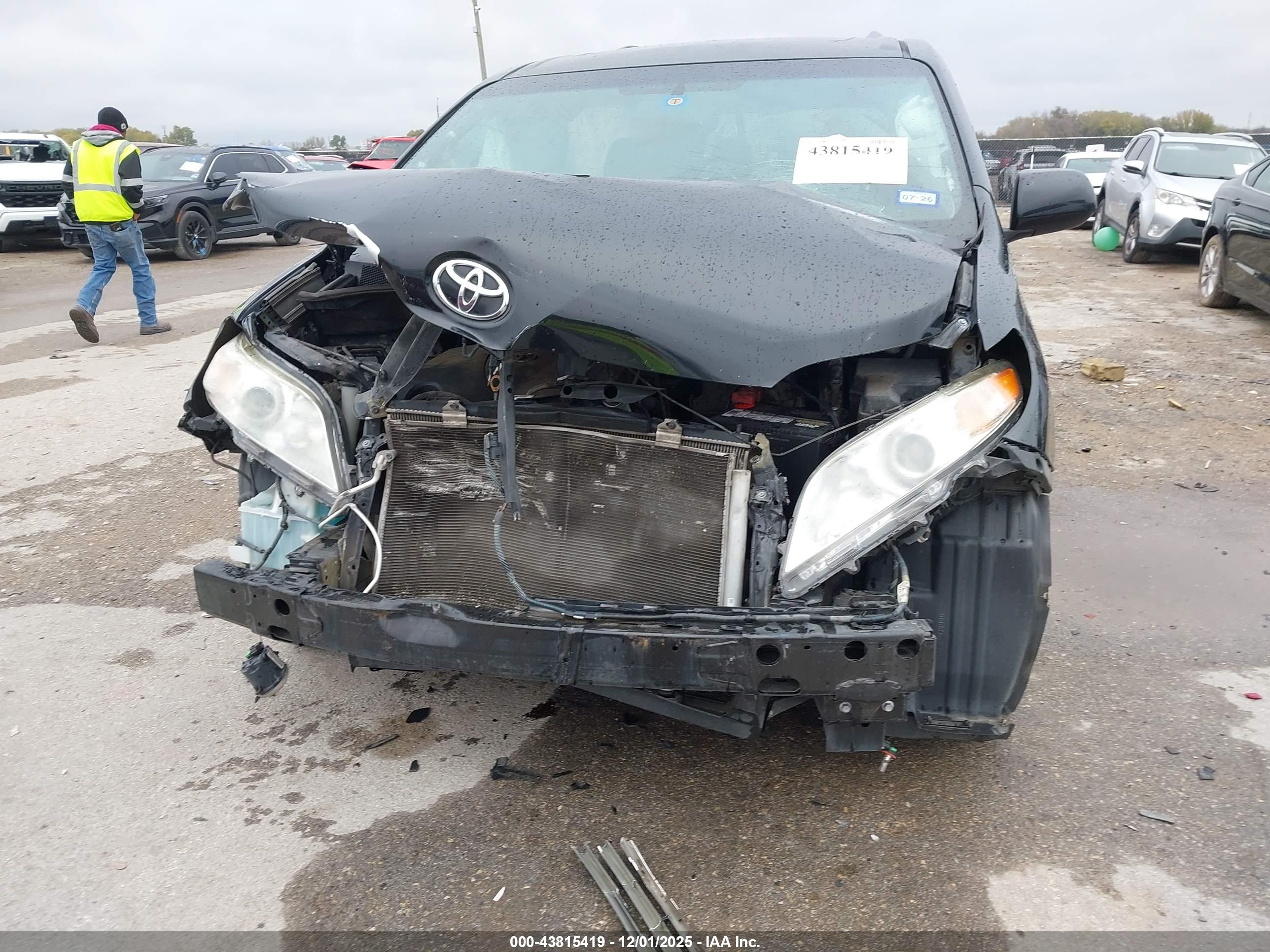 TOYOTA SIENNA image 6