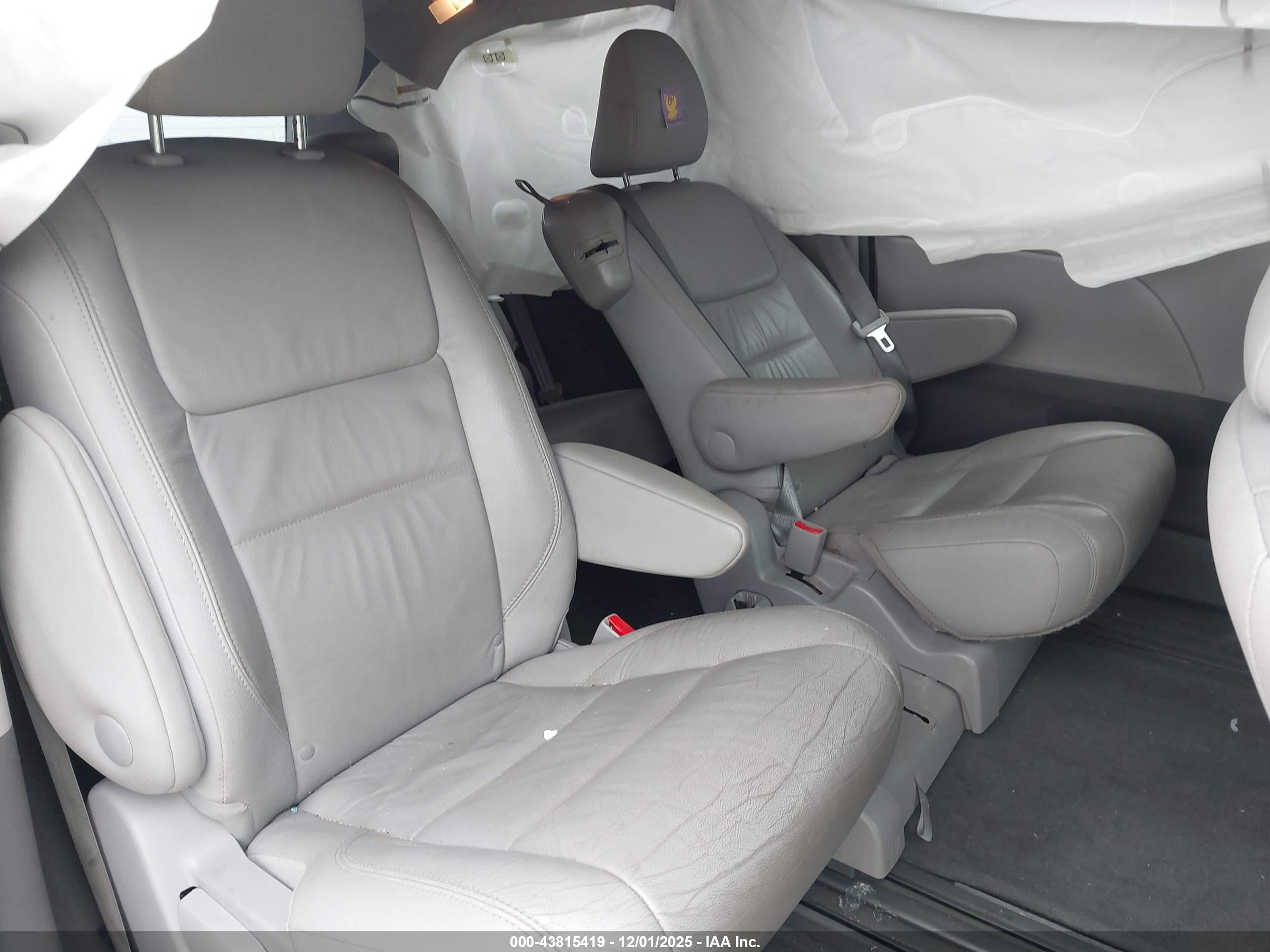 TOYOTA SIENNA image 8
