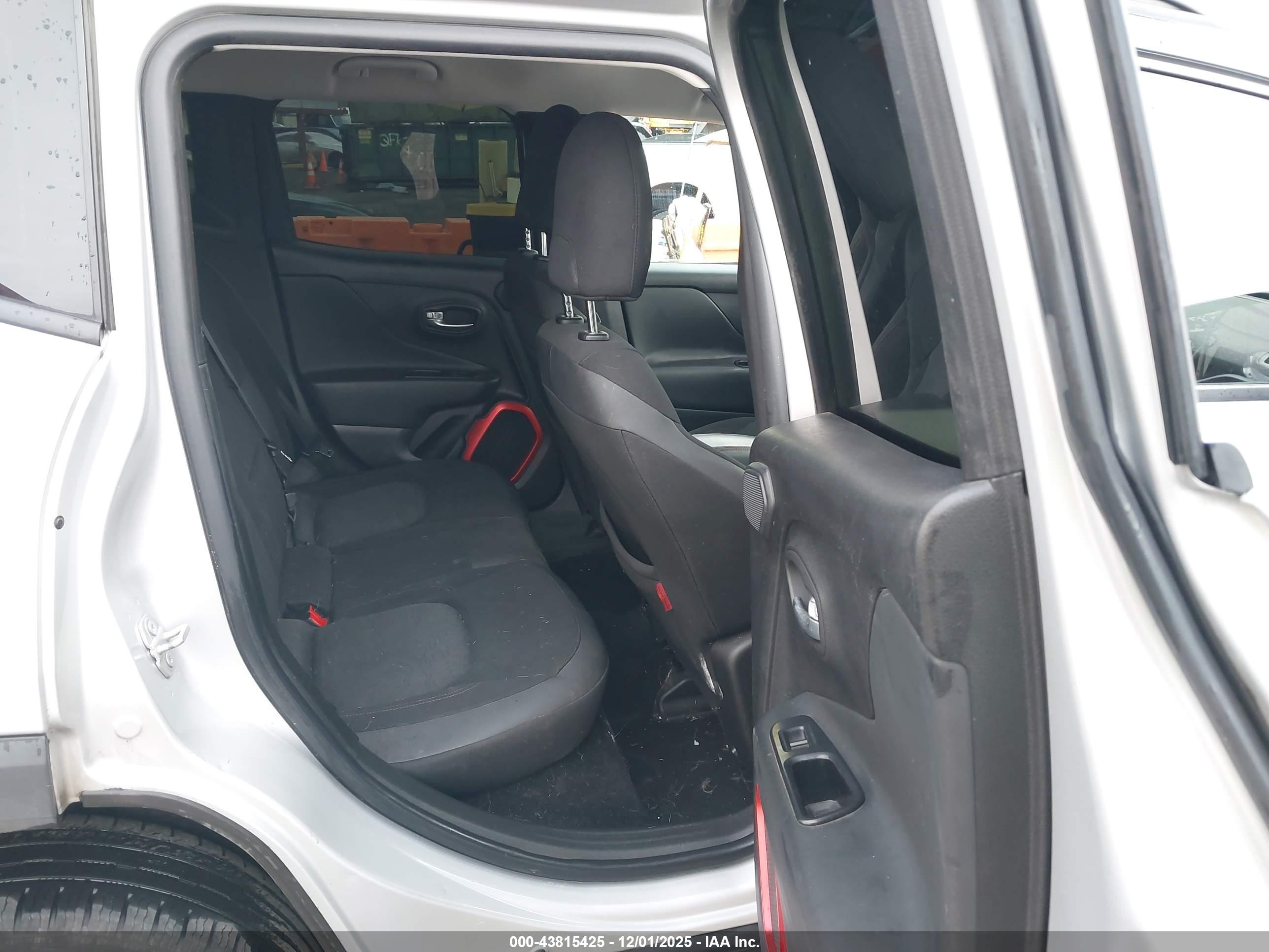 JEEP RENEGADE image 8