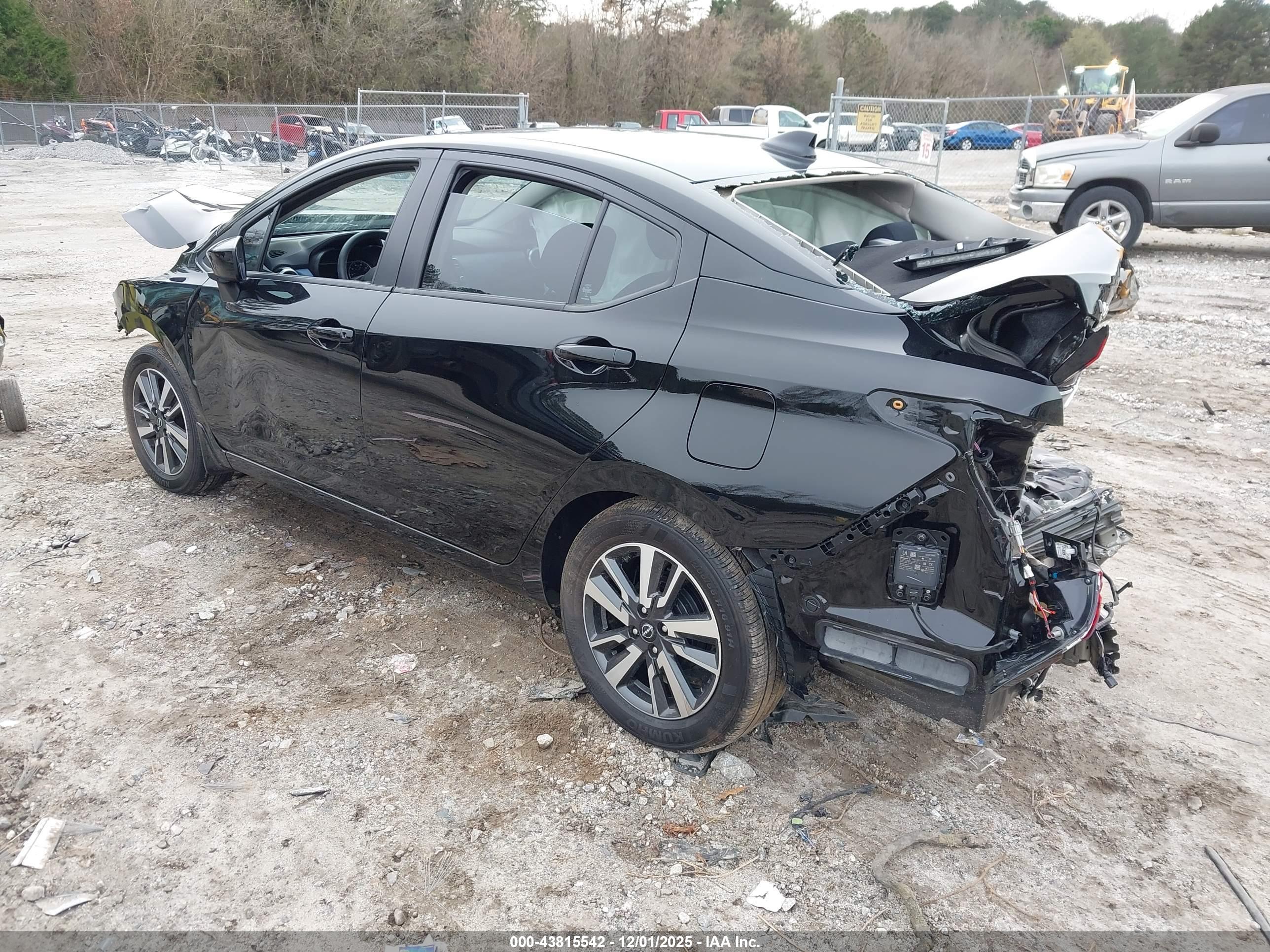 NISSAN VERSA image 3