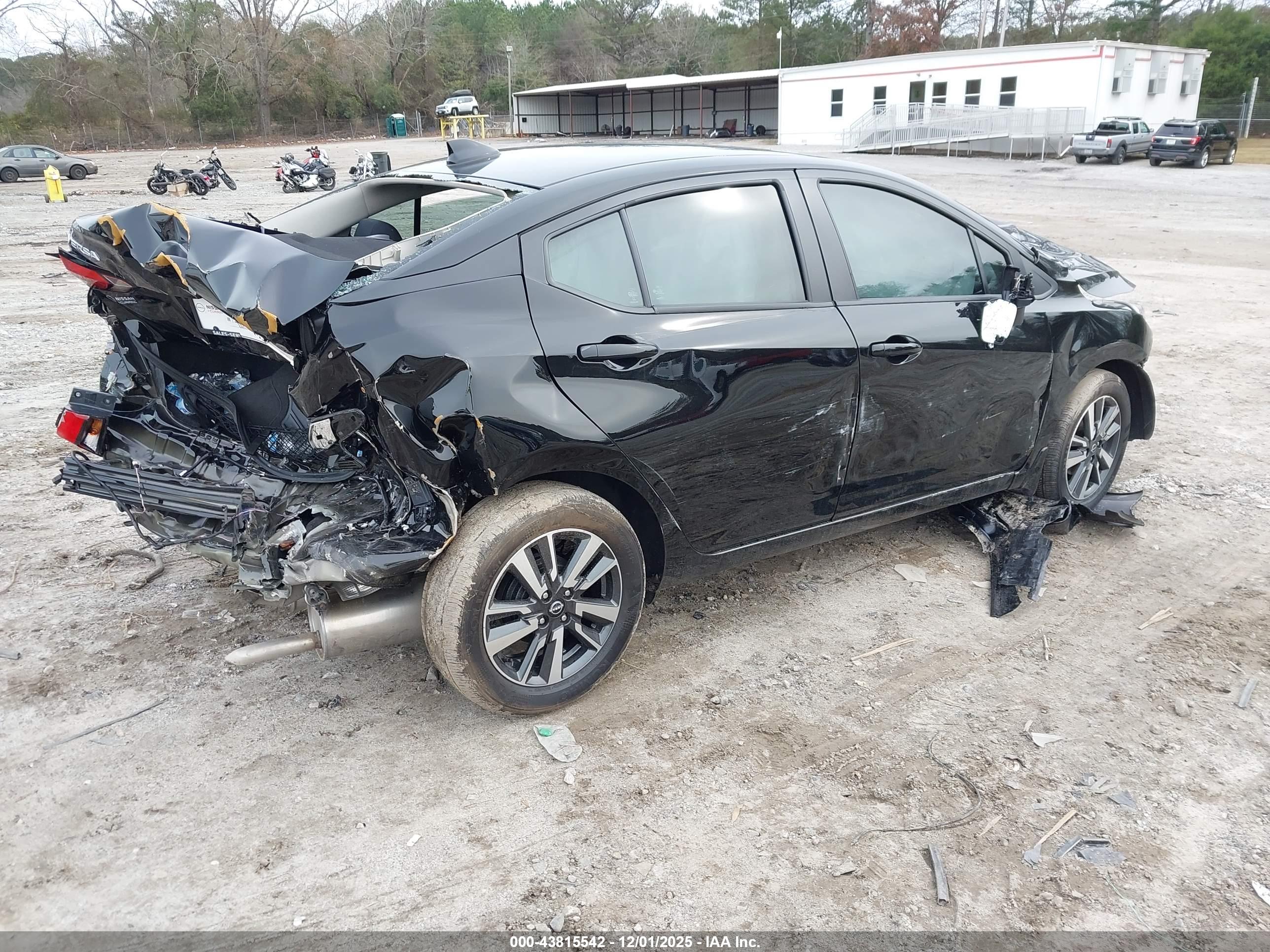 NISSAN VERSA image 4
