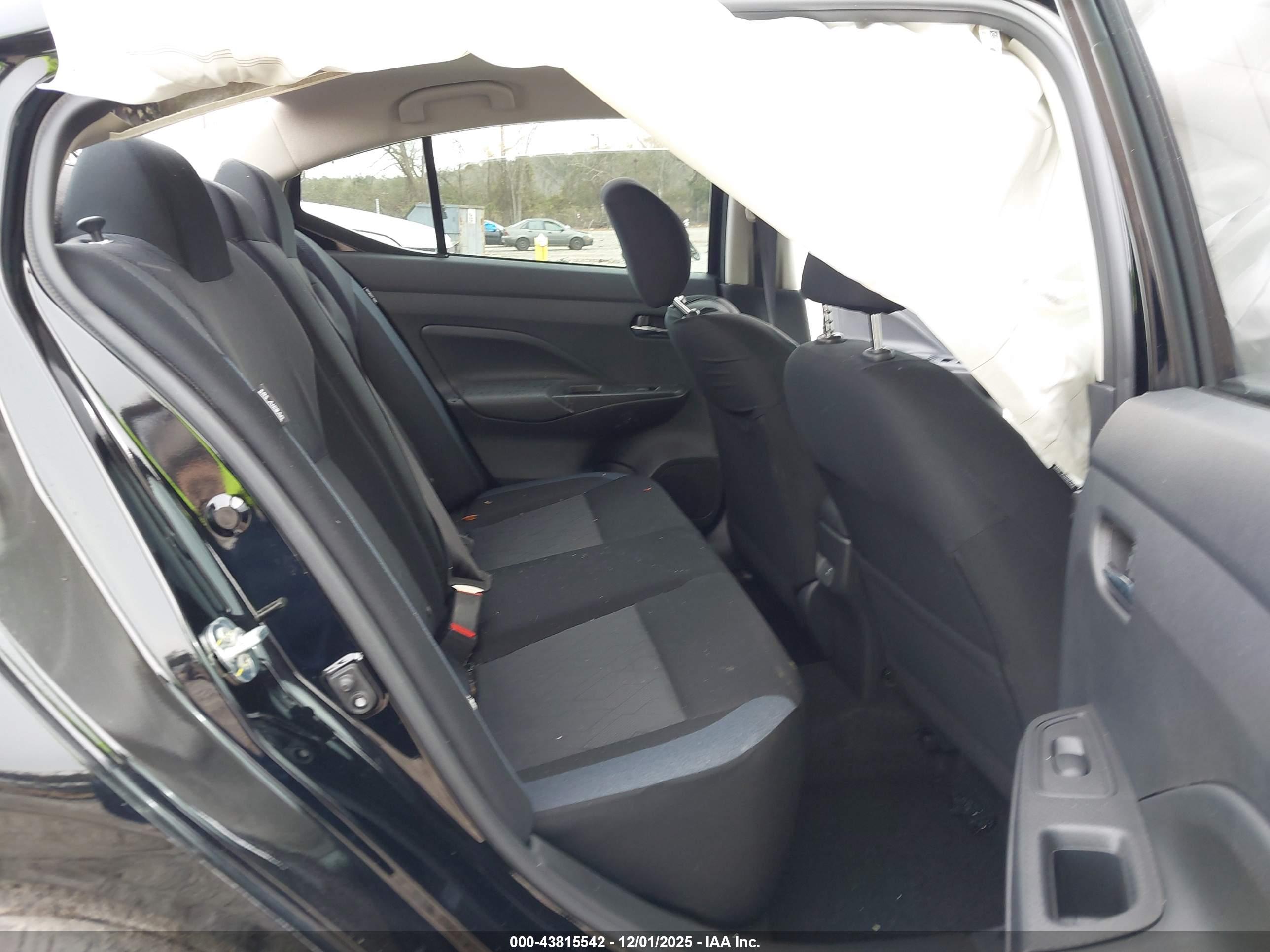 NISSAN VERSA image 8