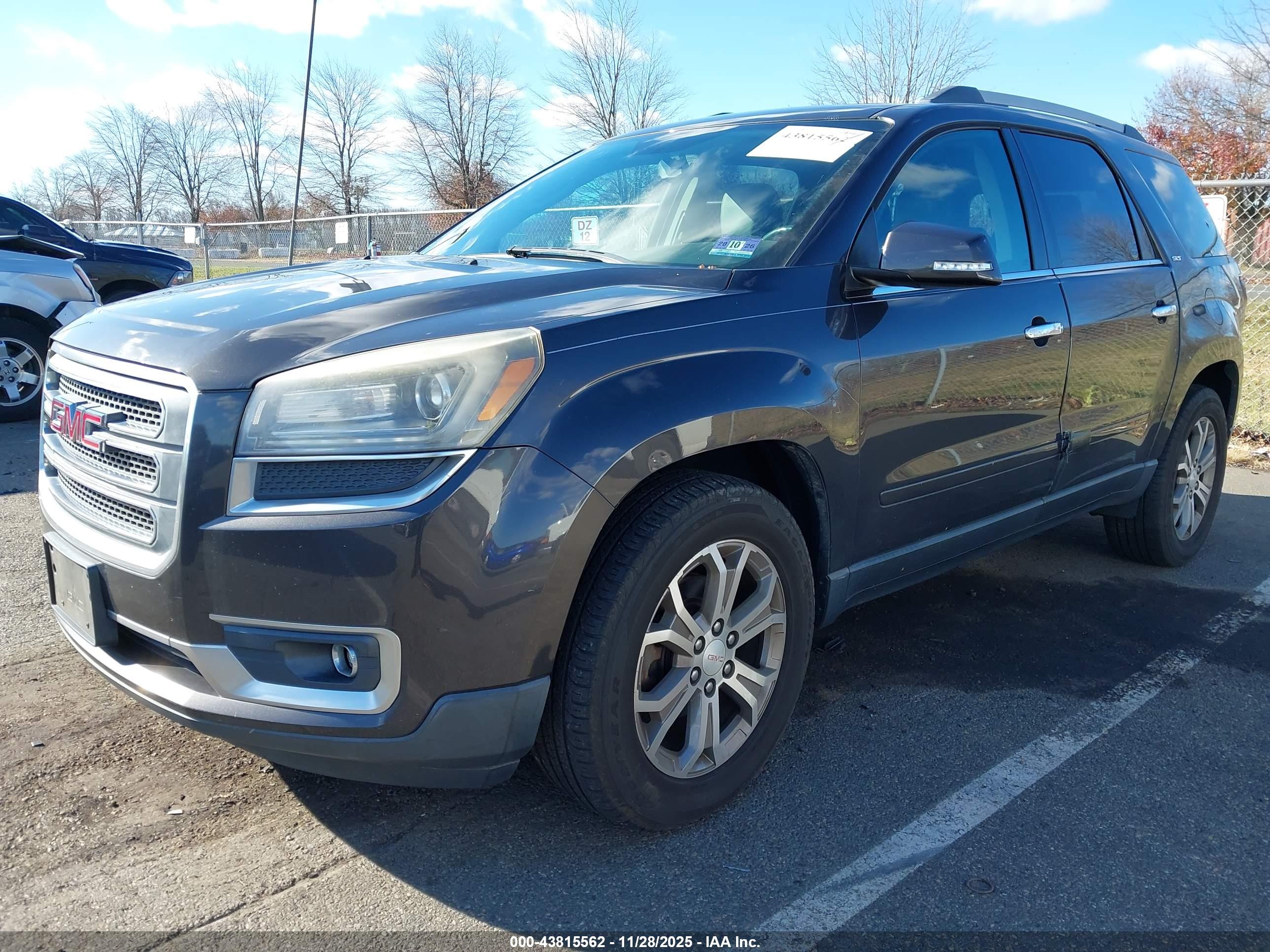 GMC ACADIA image 2