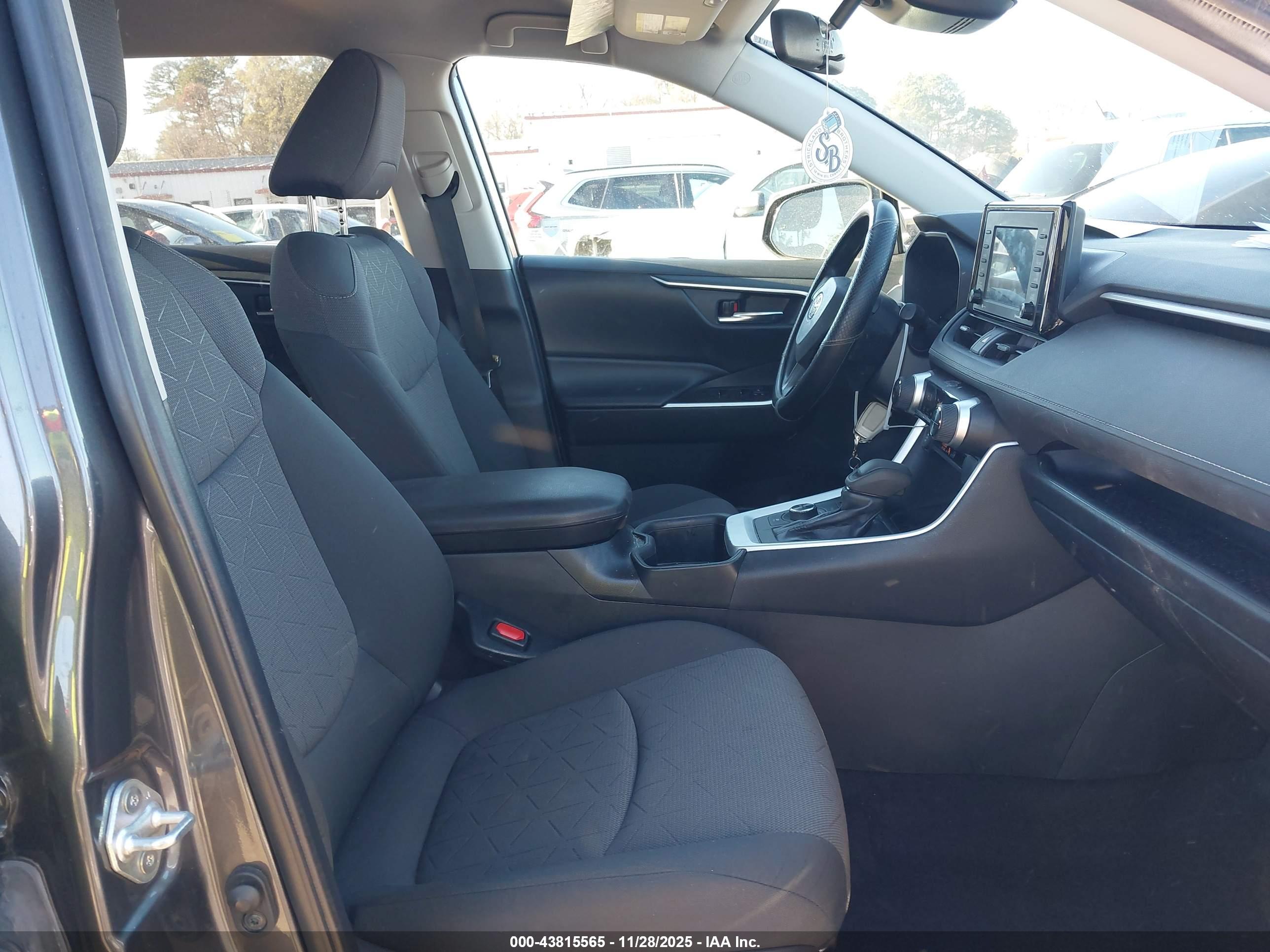 TOYOTA RAV4 image 5