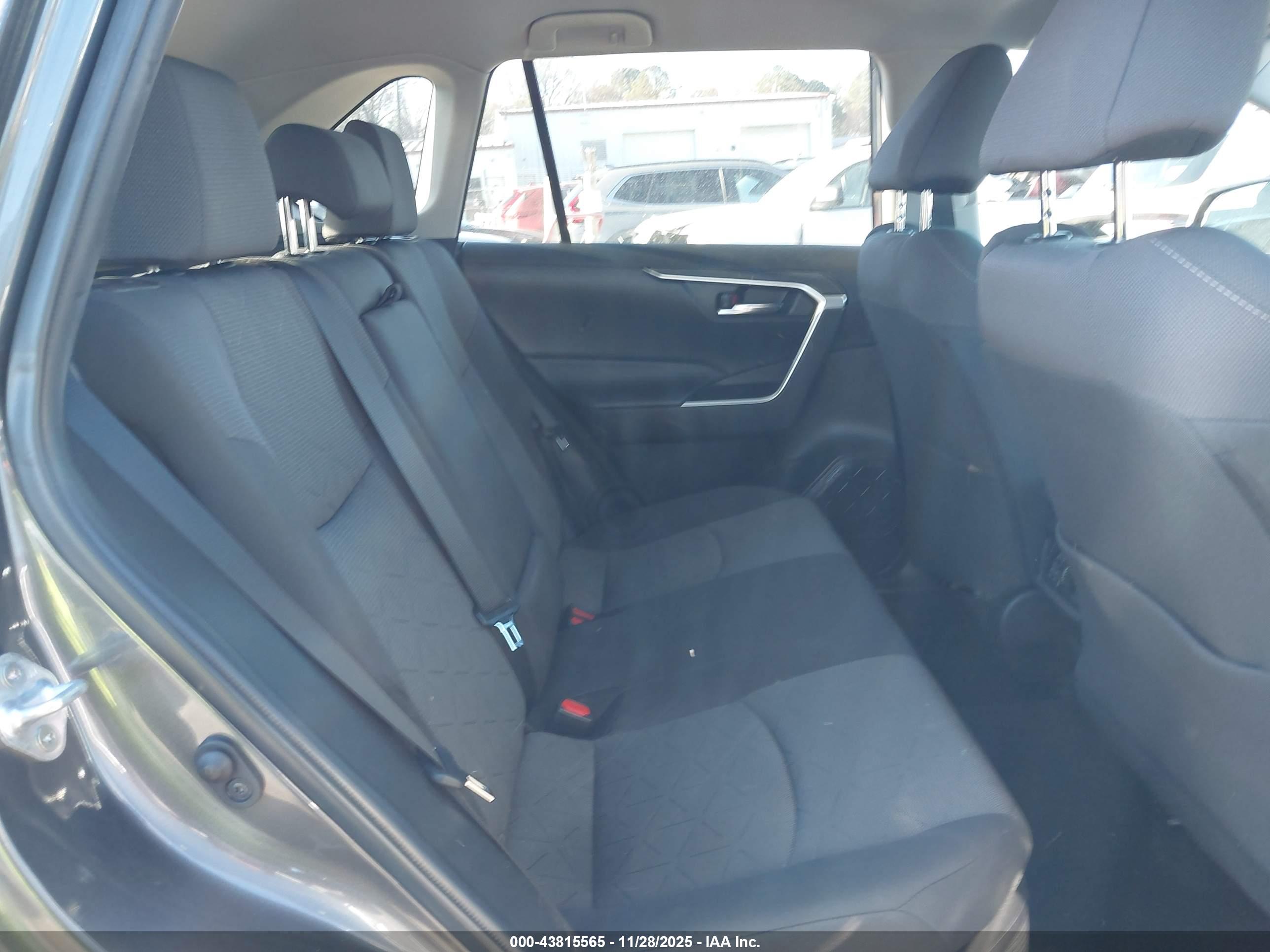 TOYOTA RAV4 image 8