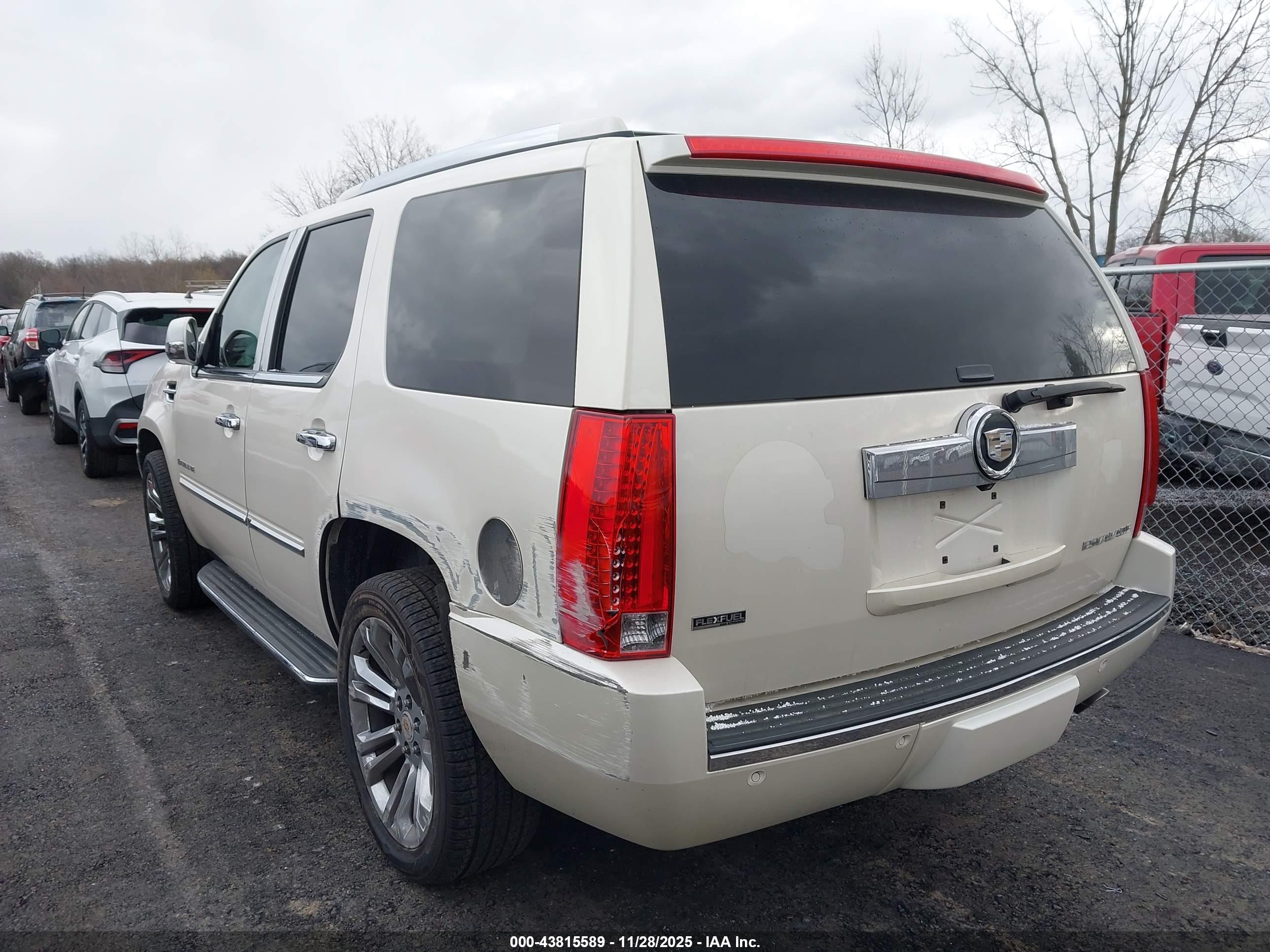CADILLAC ESCALADE image 3