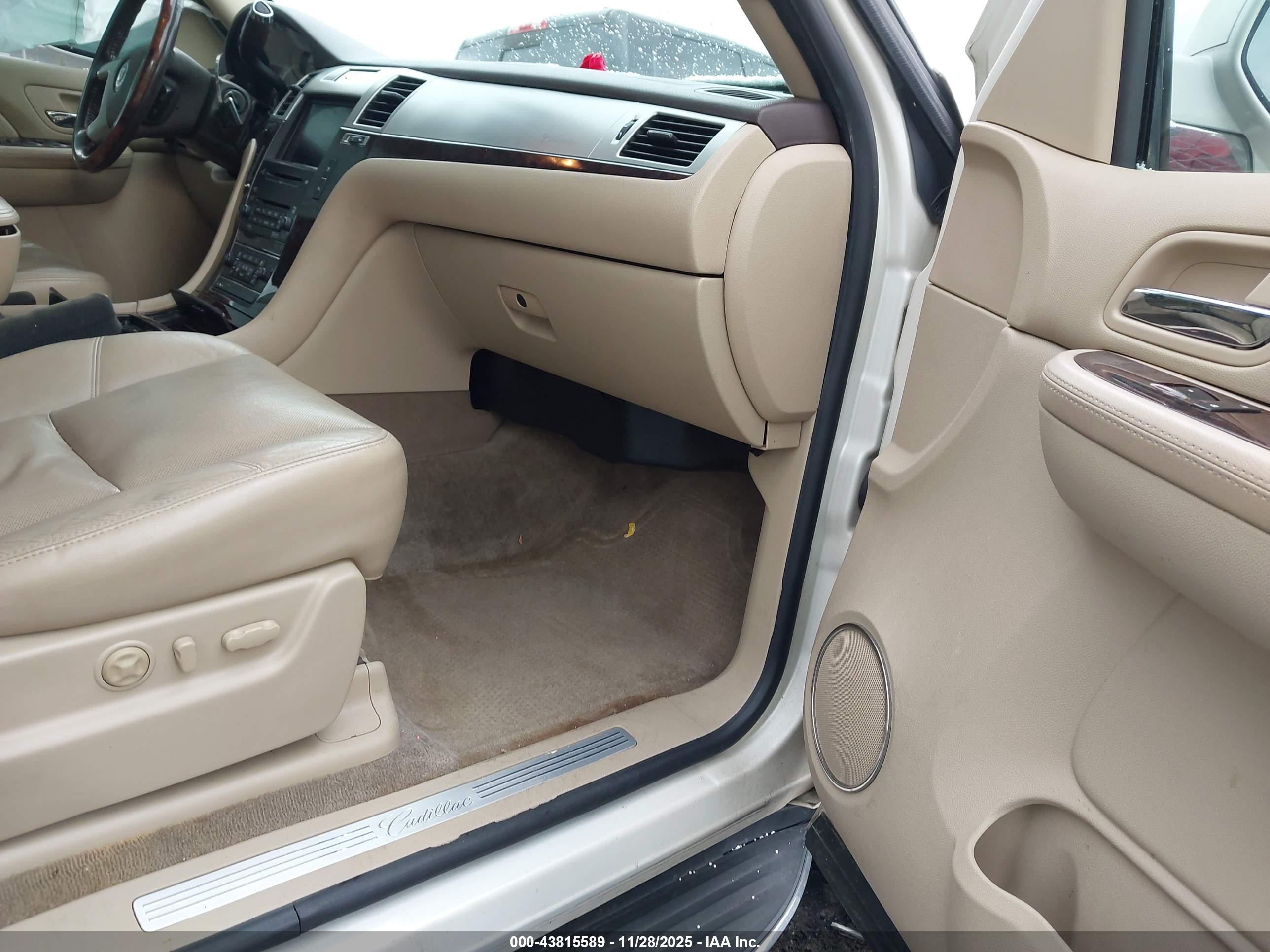 CADILLAC ESCALADE image 5