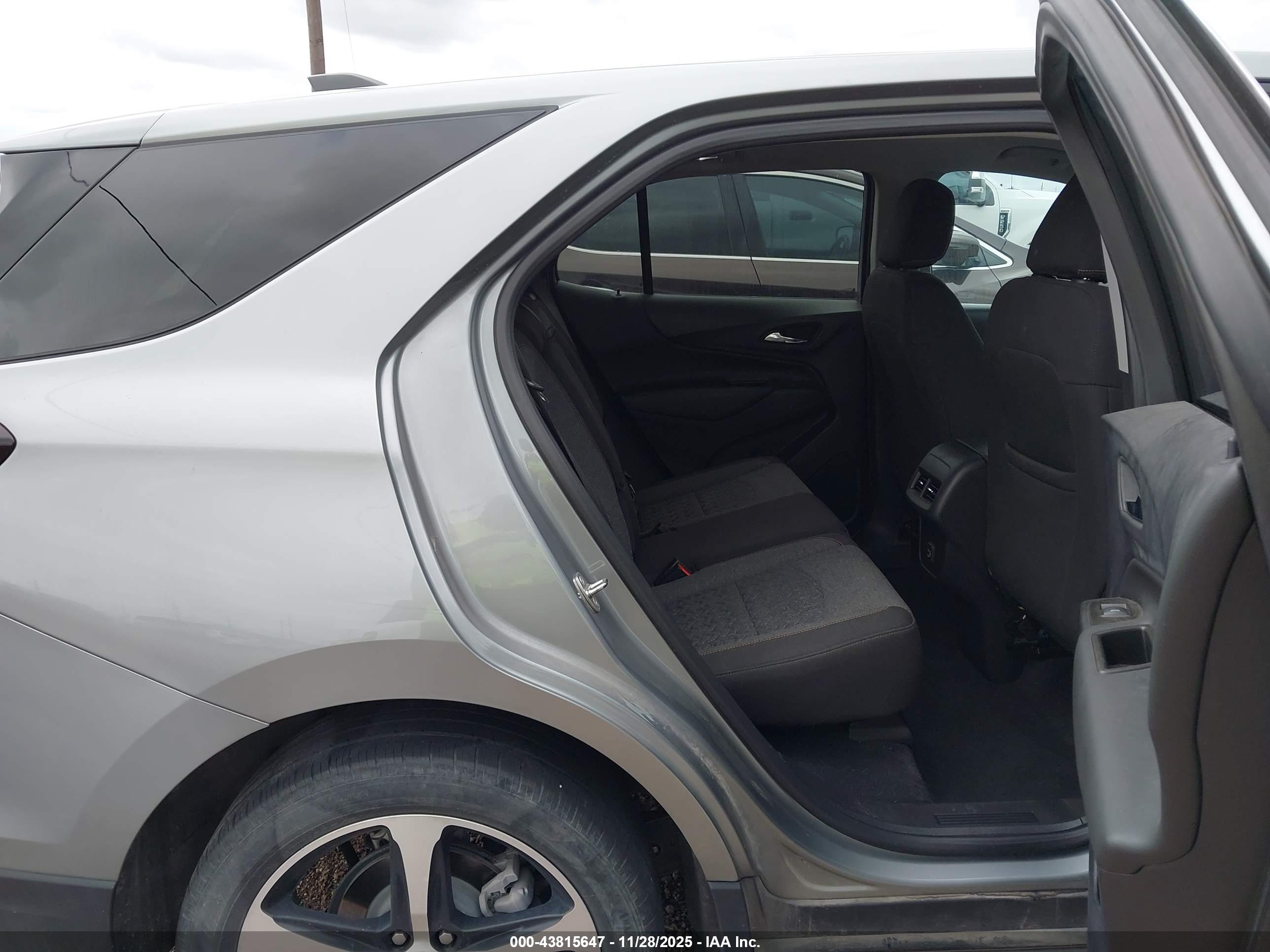 CHEVROLET EQUINOX image 8