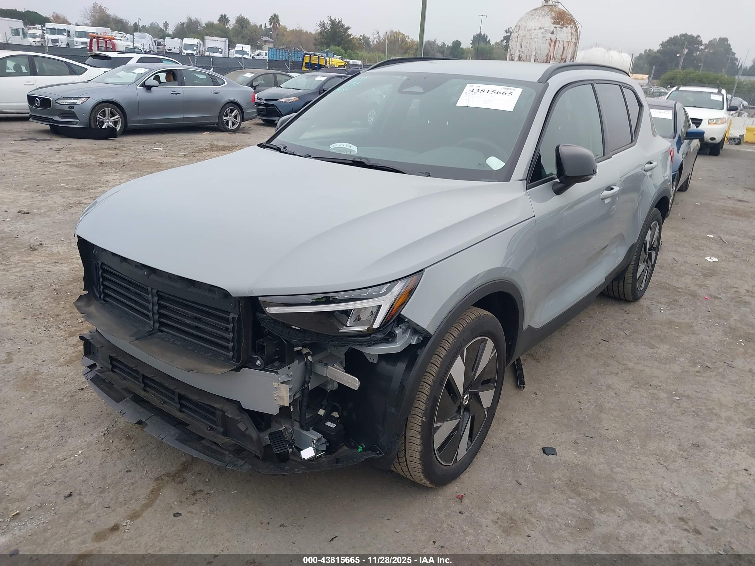 VOLVO EX40 image 2