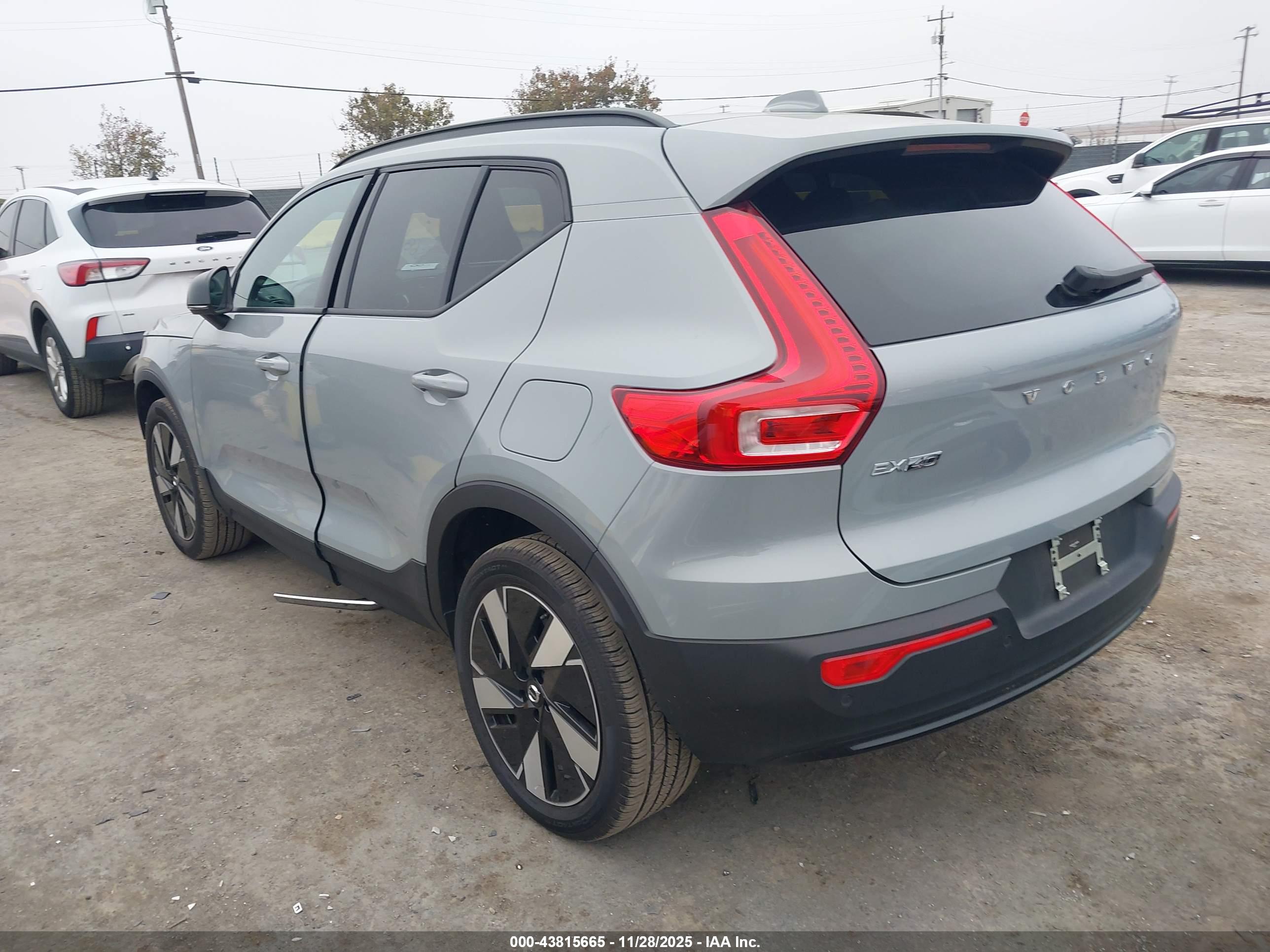 VOLVO EX40 image 3
