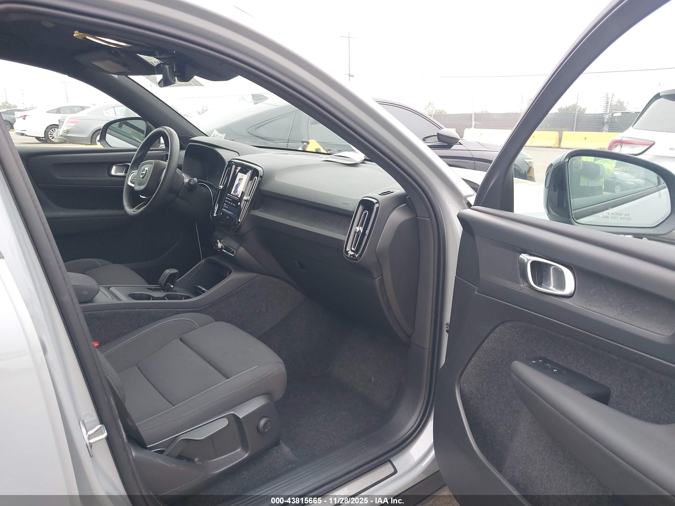 VOLVO EX40 image 5