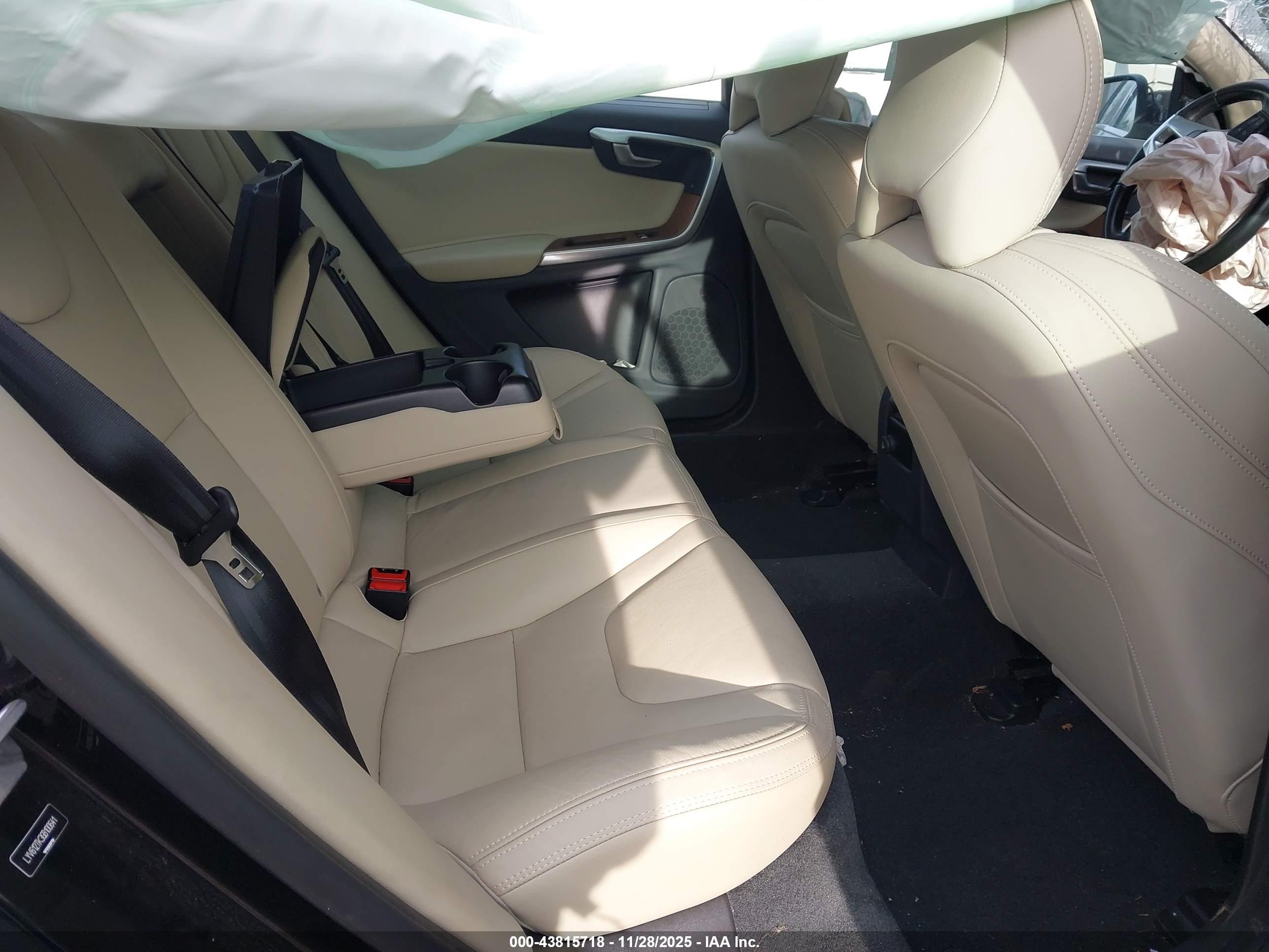 VOLVO S60 image 8