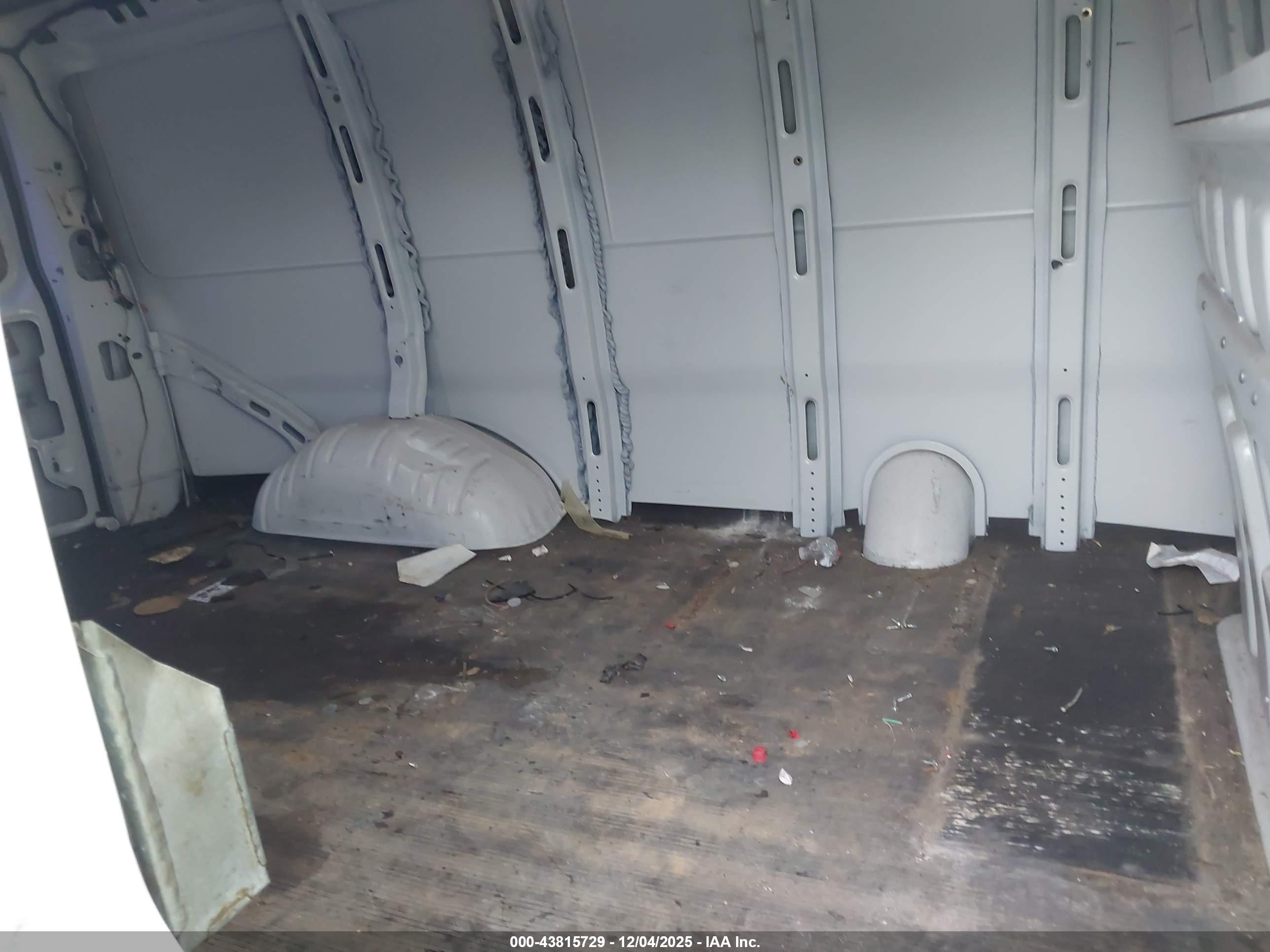 GMC SAVANA image 8