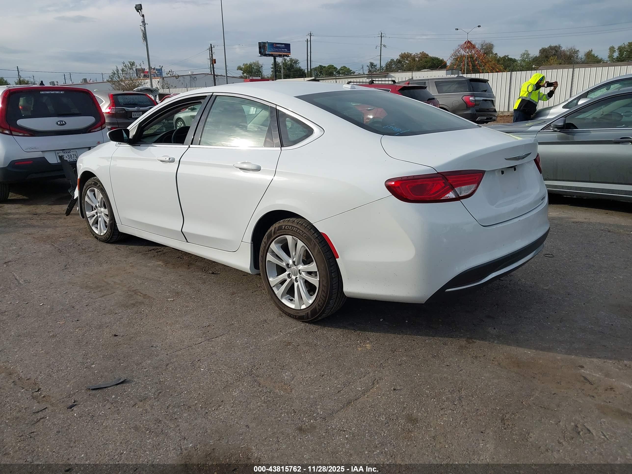CHRYSLER 200 image 3