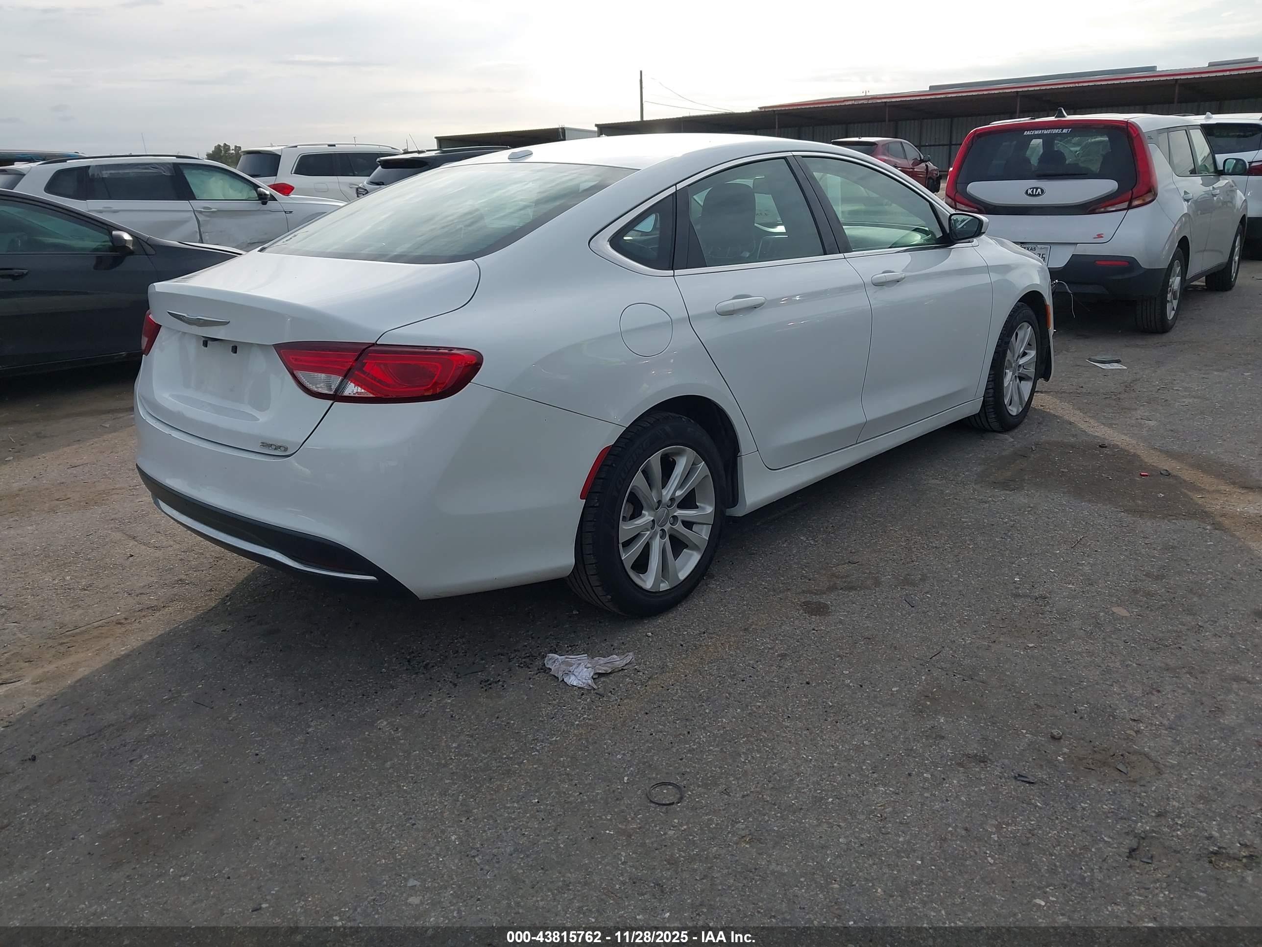 CHRYSLER 200 image 4
