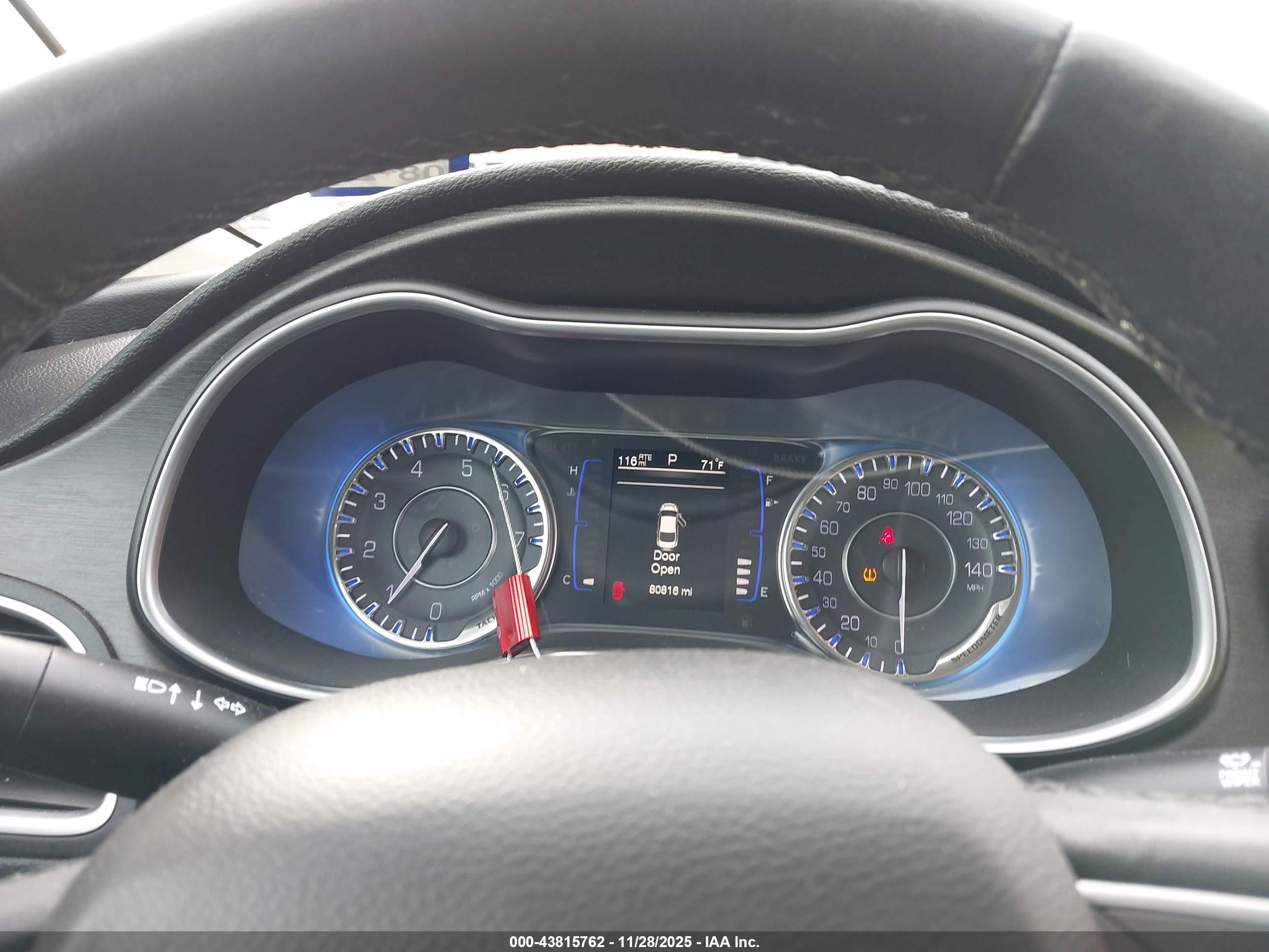 CHRYSLER 200 image 7