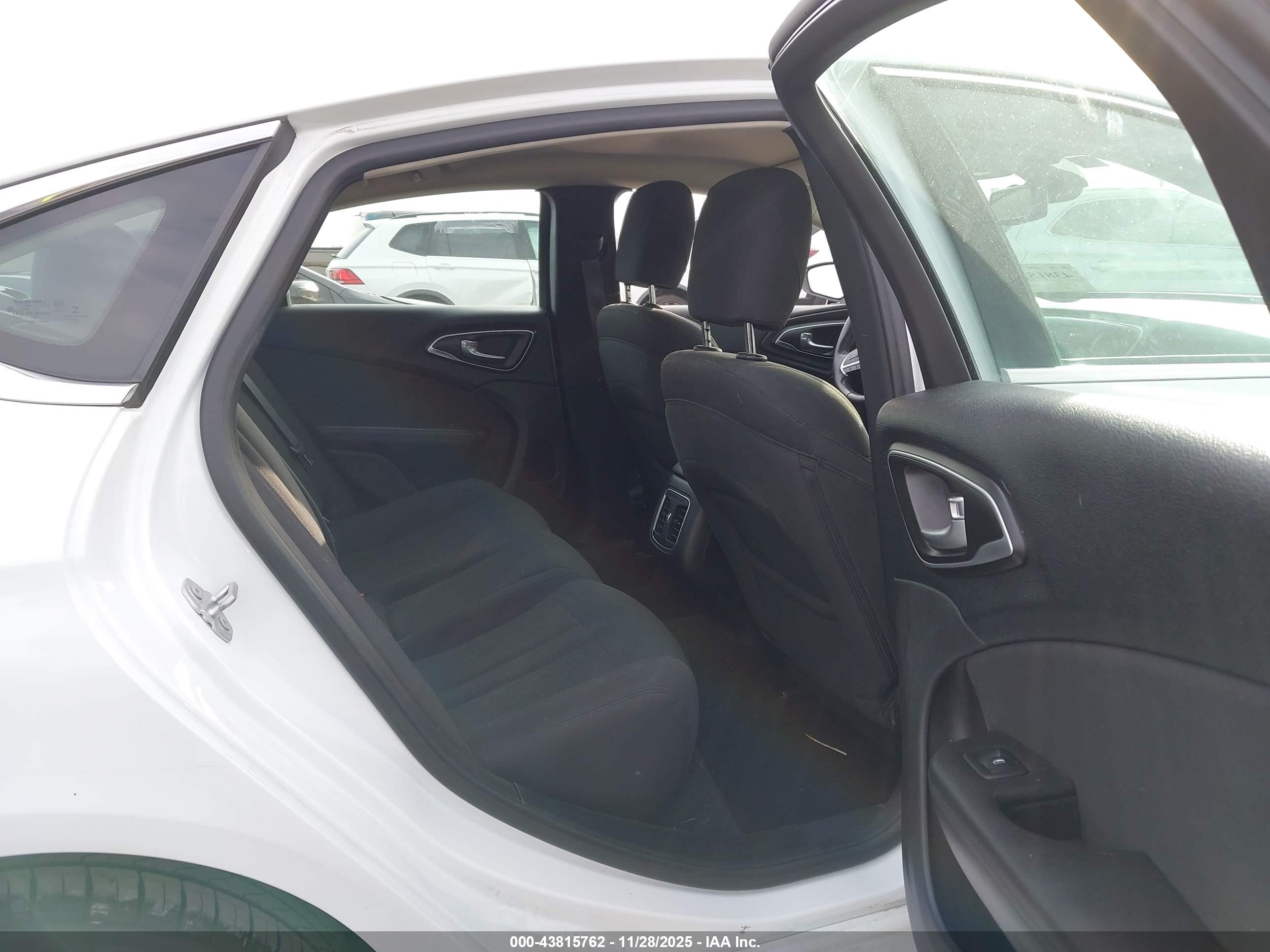 CHRYSLER 200 image 8