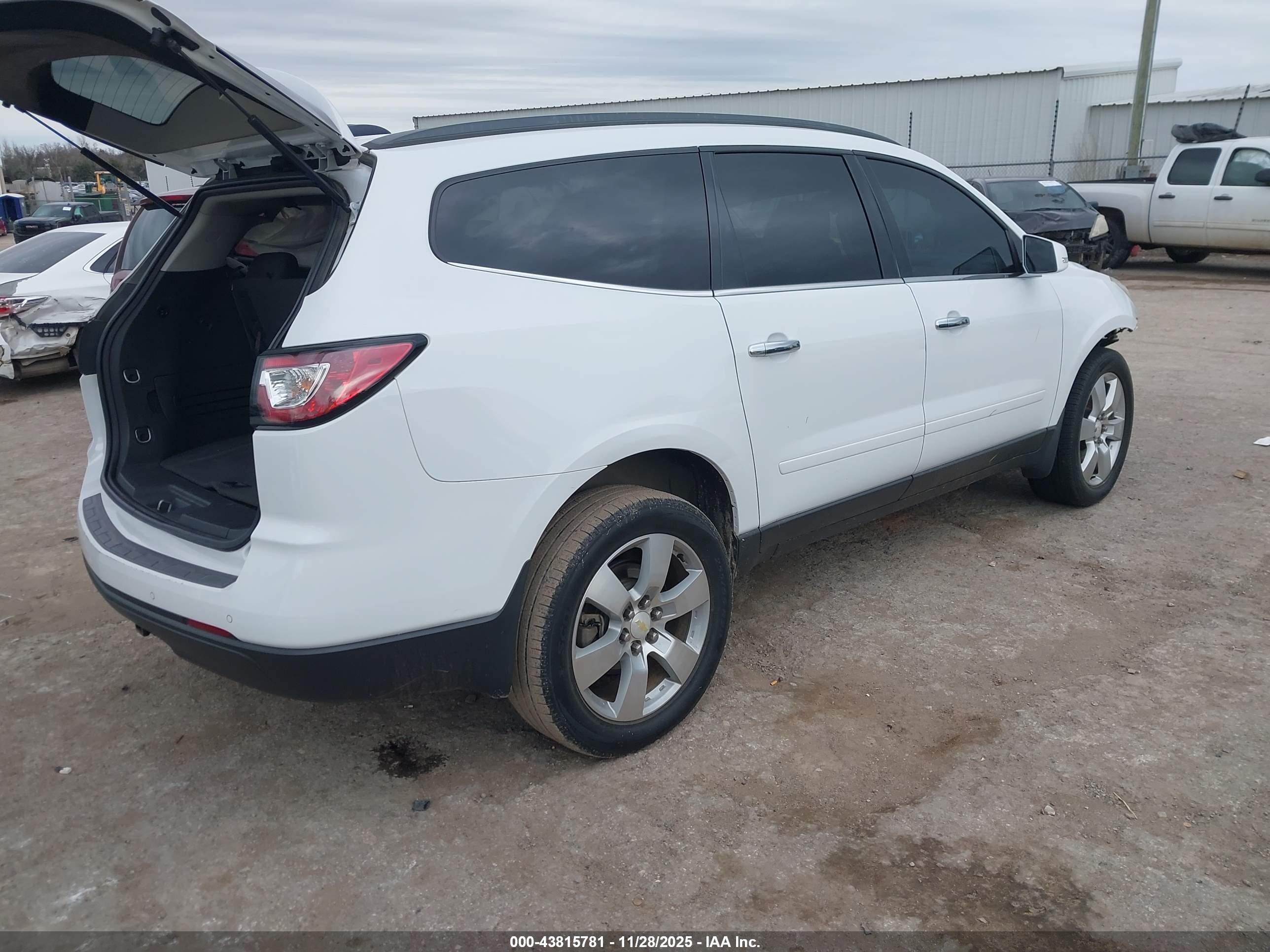 CHEVROLET TRAVERSE image 4