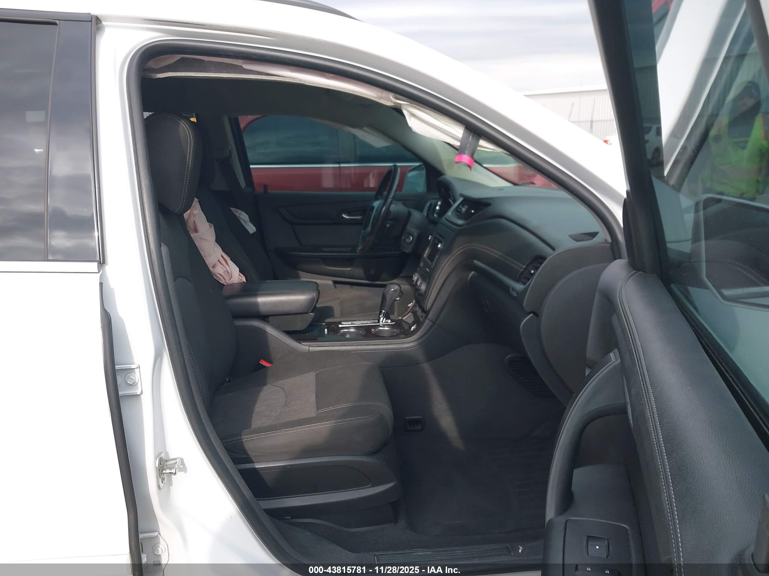 CHEVROLET TRAVERSE image 5