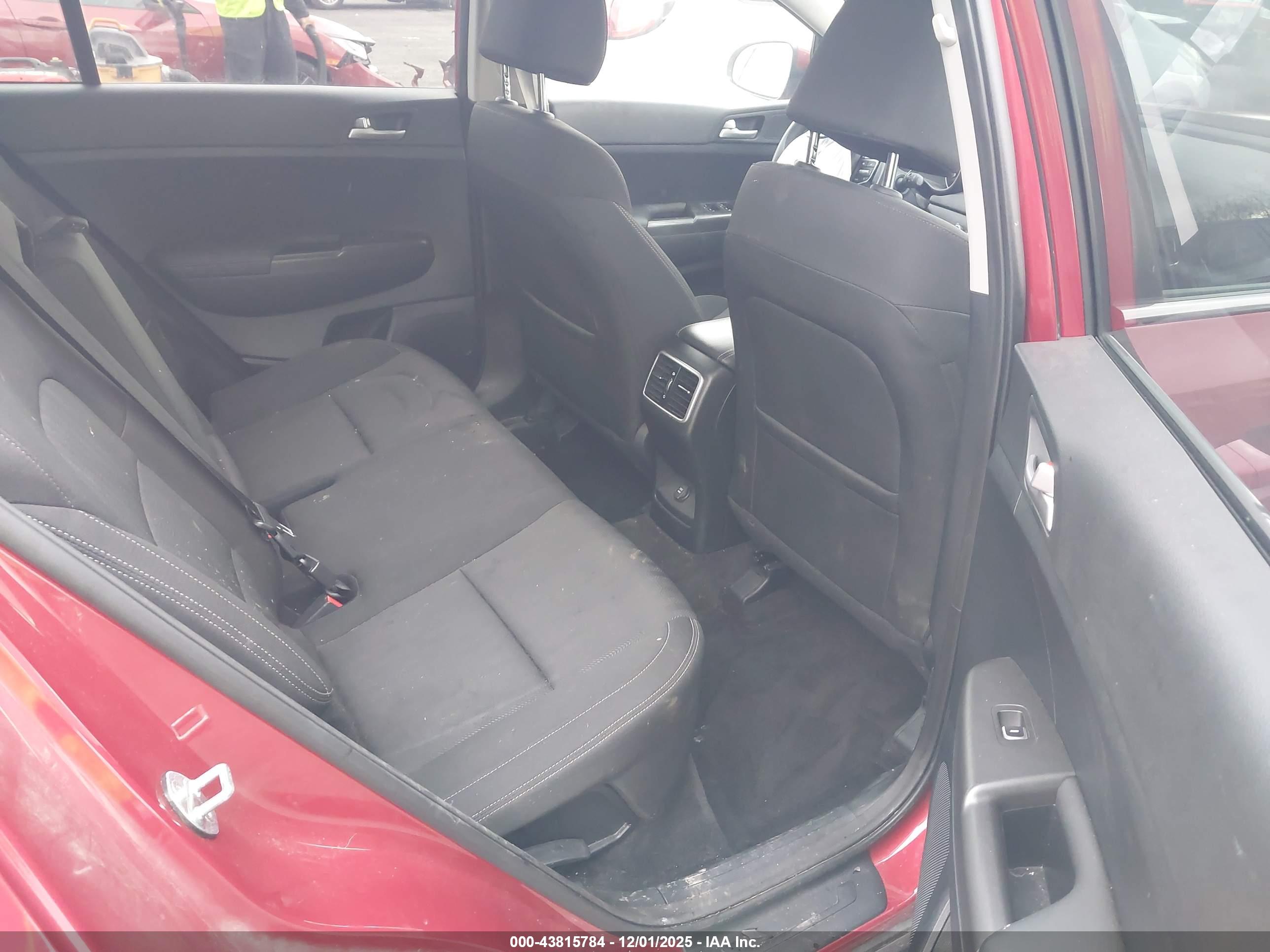 KIA SPORTAGE image 8