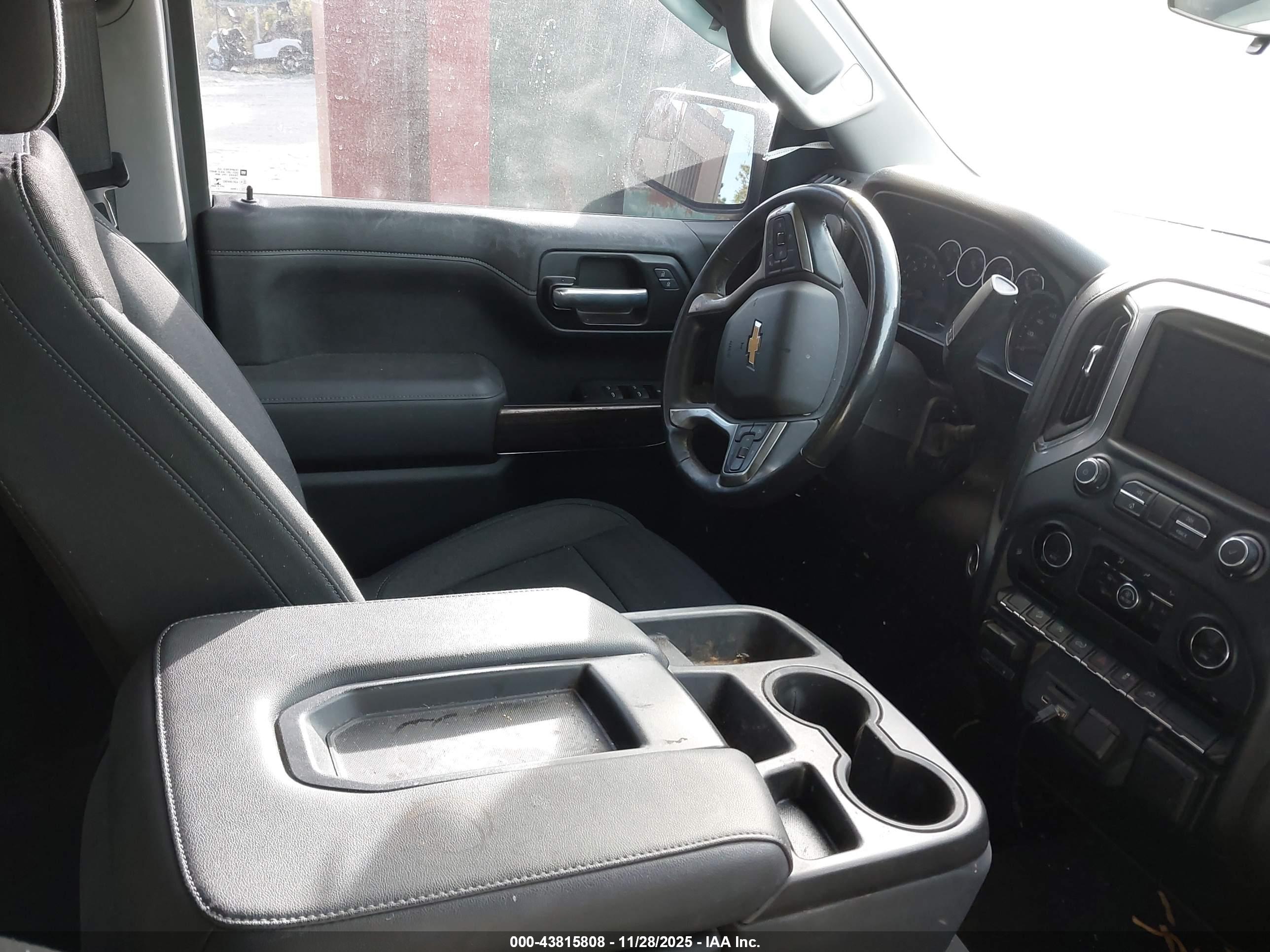 CHEVROLET SILVERADO image 5
