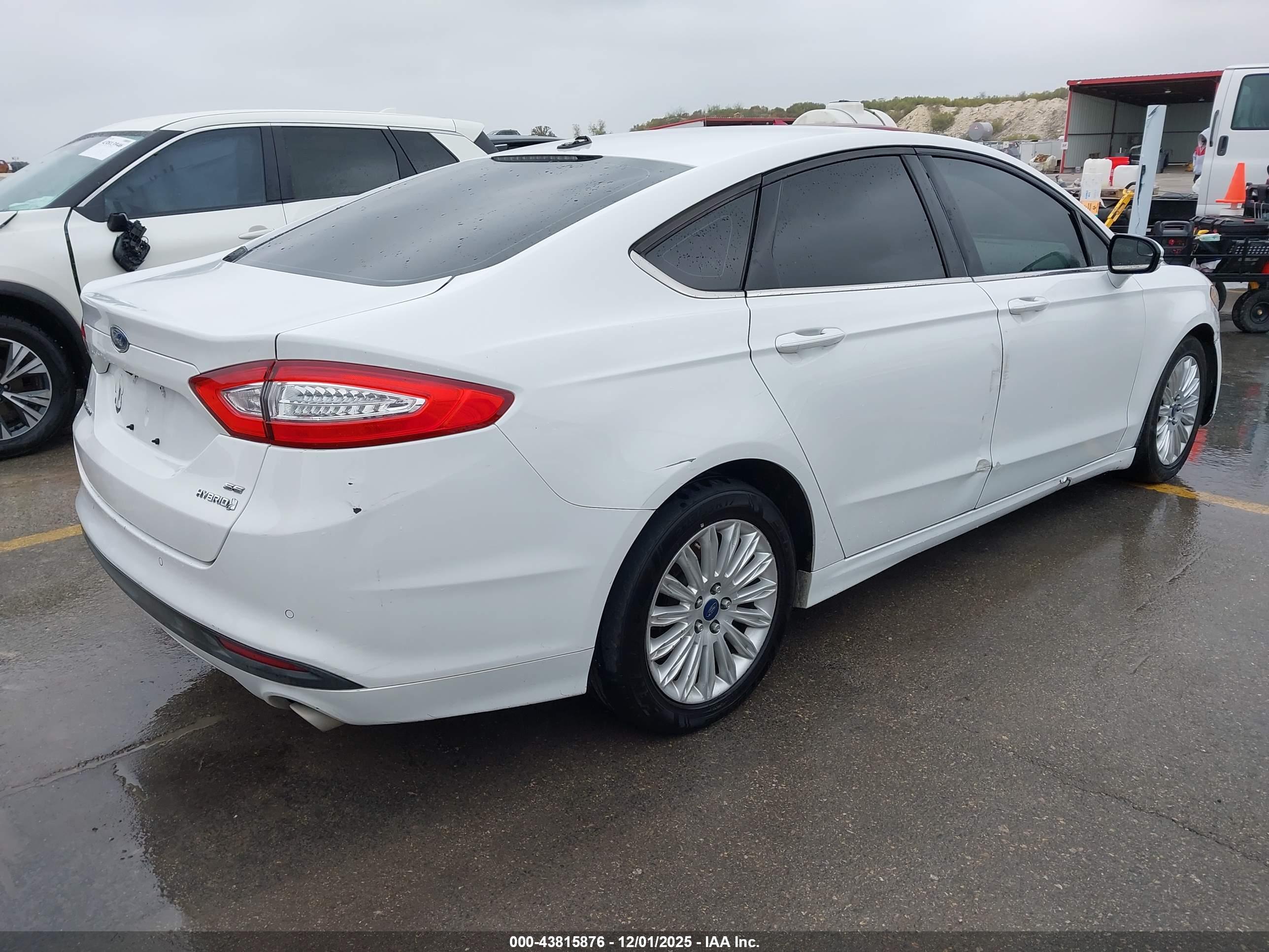 FORD FUSION image 4