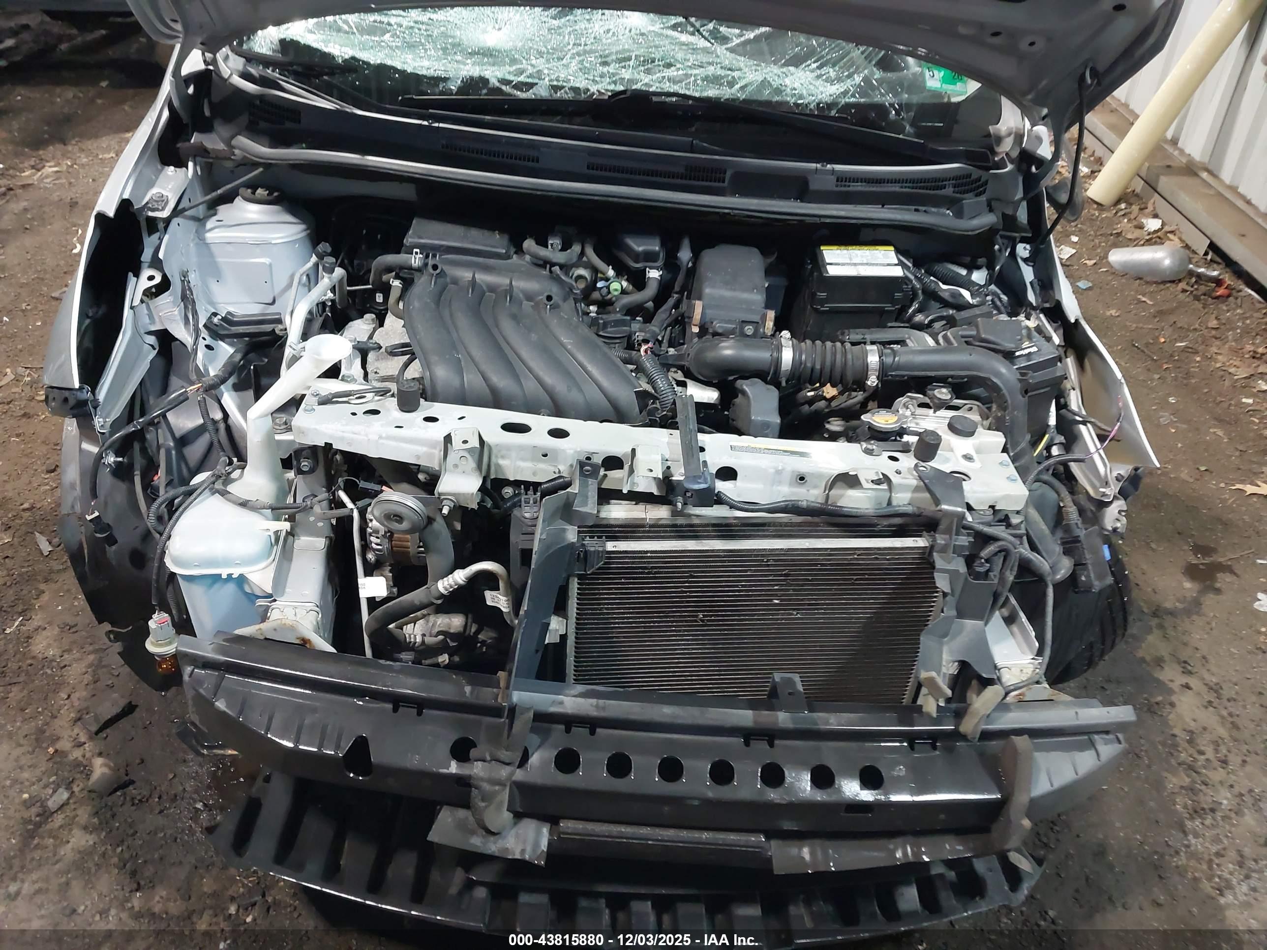 NISSAN VERSA image 10