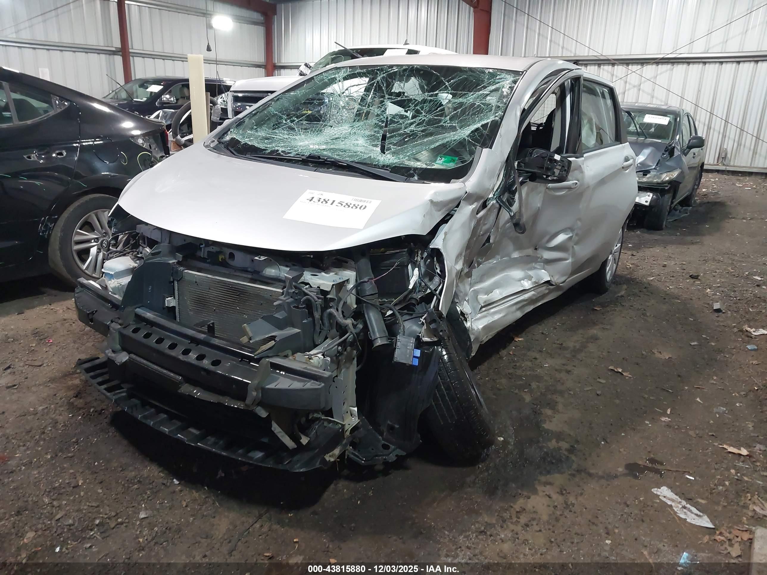NISSAN VERSA image 2
