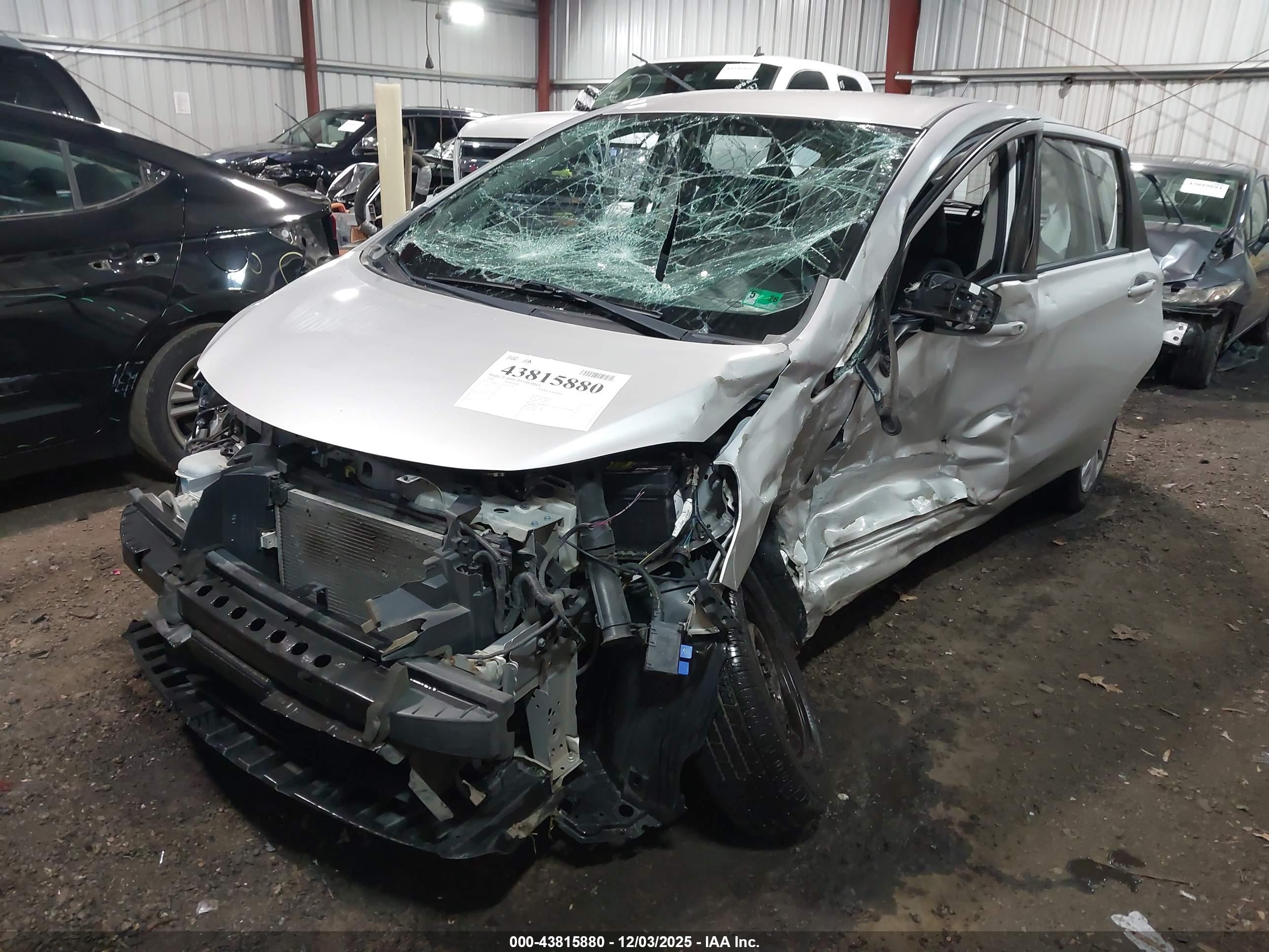 NISSAN VERSA image 6