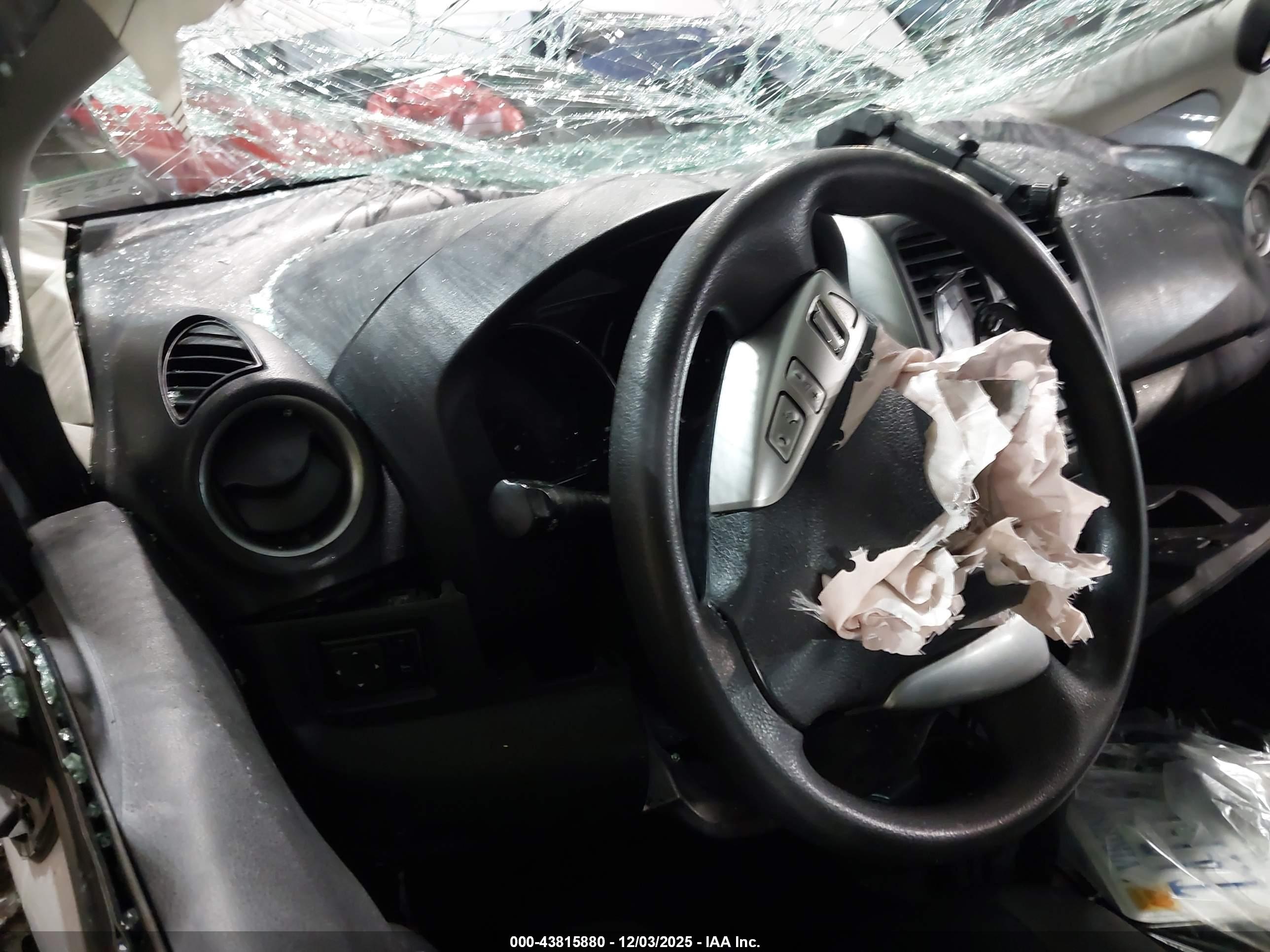 NISSAN VERSA image 7