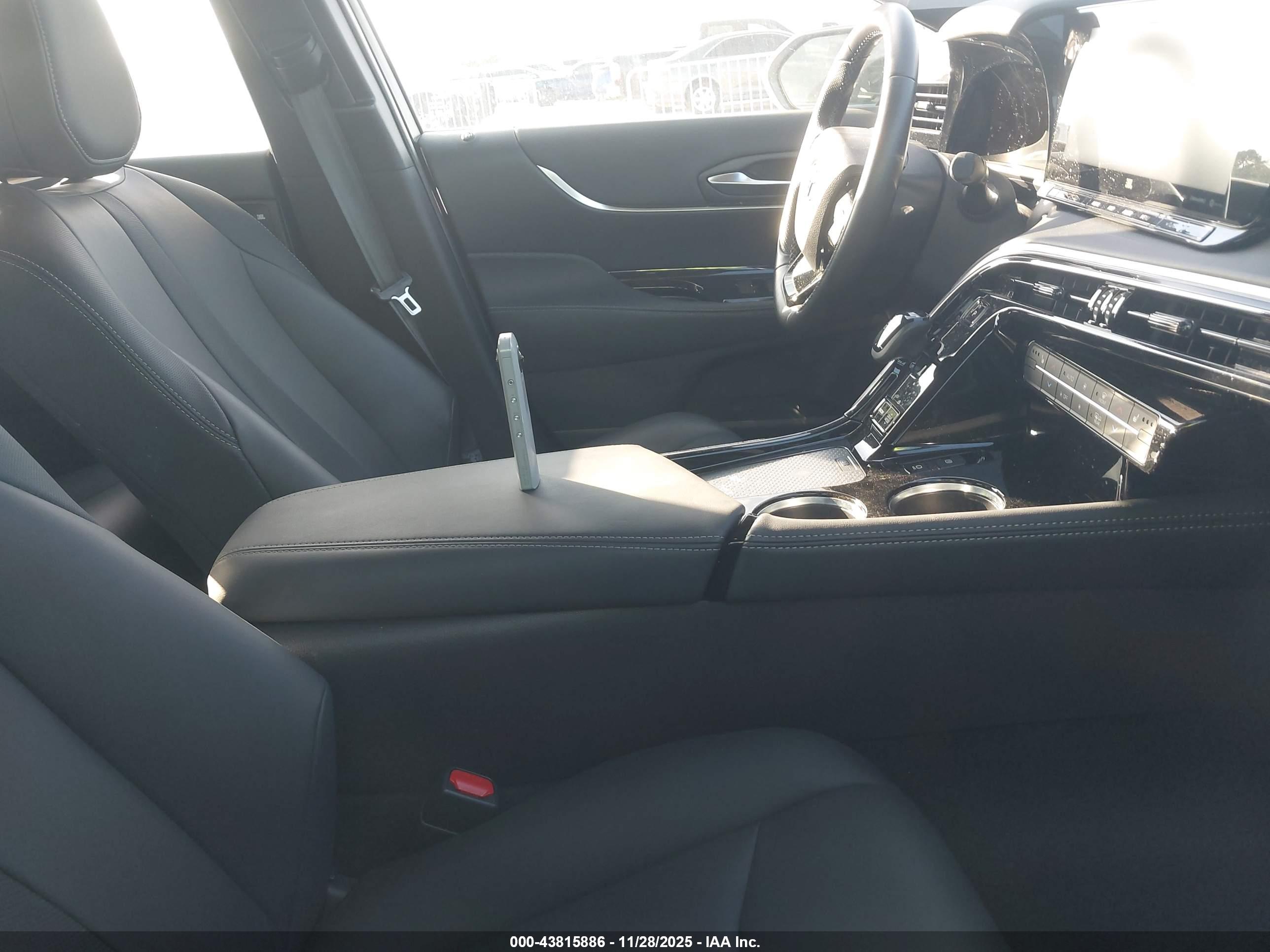 TOYOTA MIRAI image 5