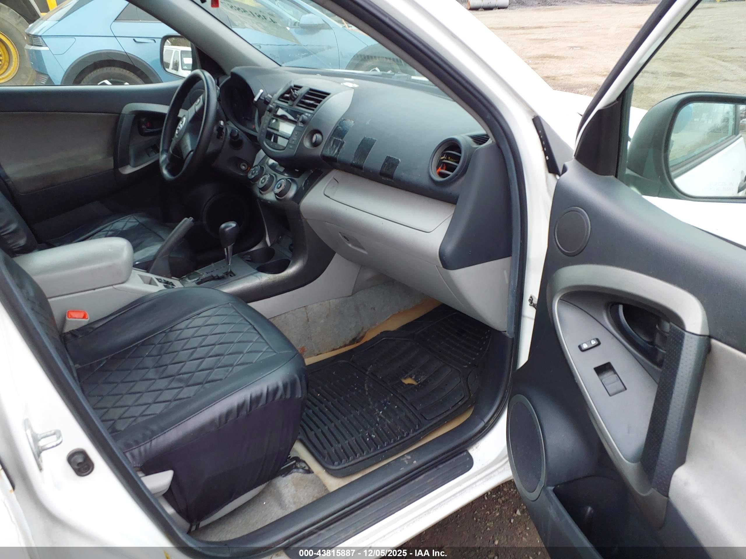 TOYOTA RAV4 image 5