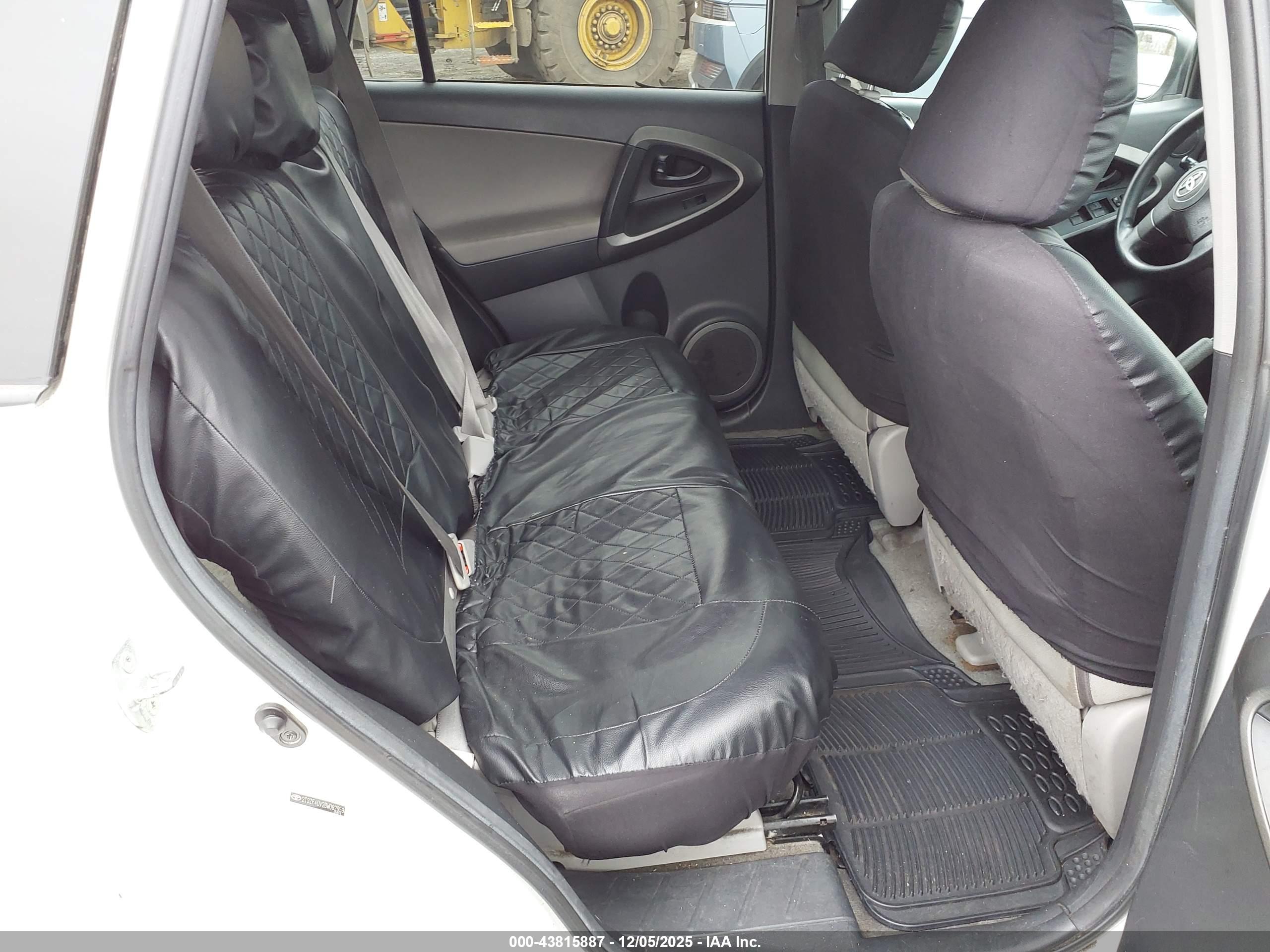 TOYOTA RAV4 image 8