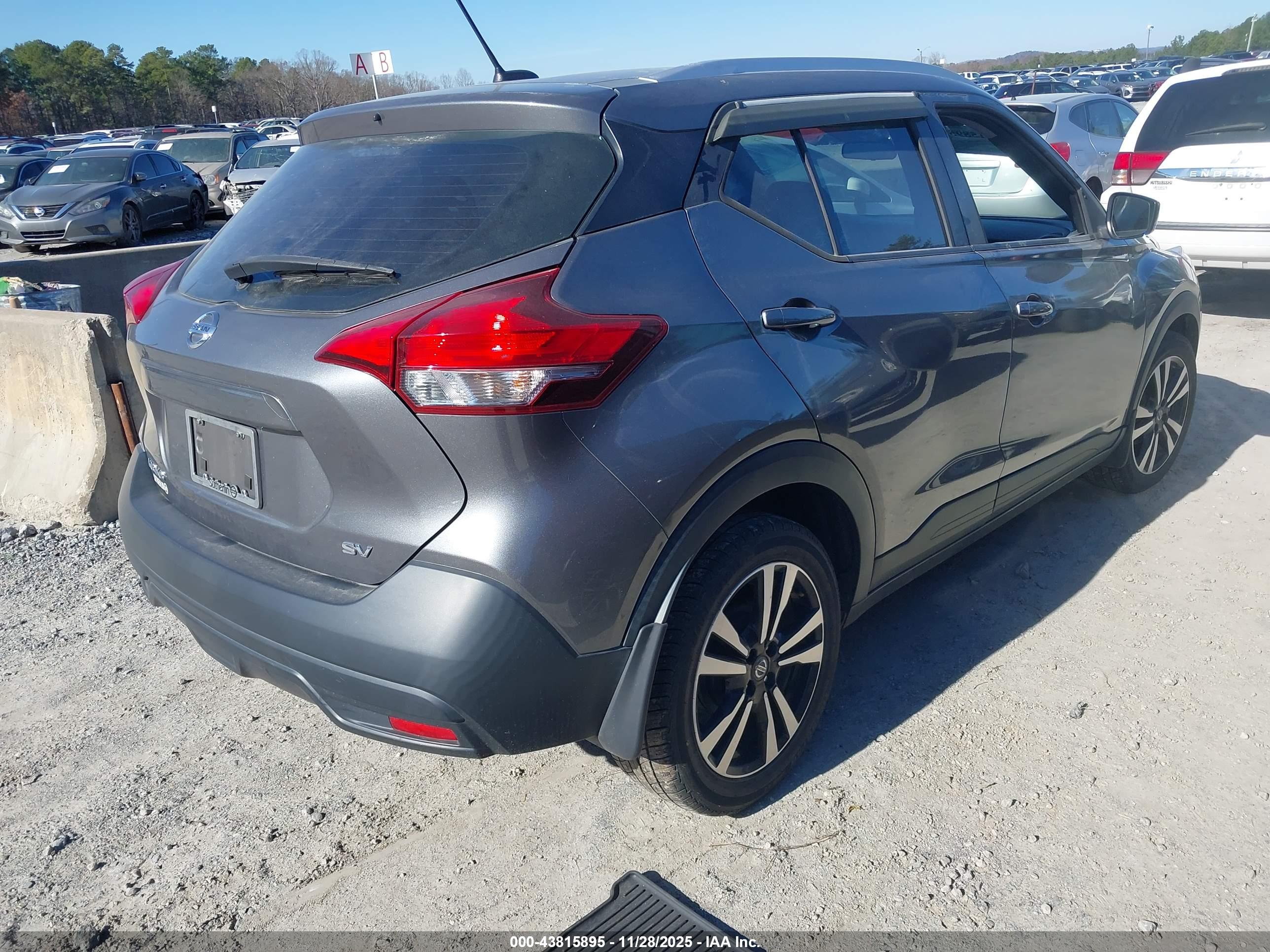 NISSAN KICKS image 4