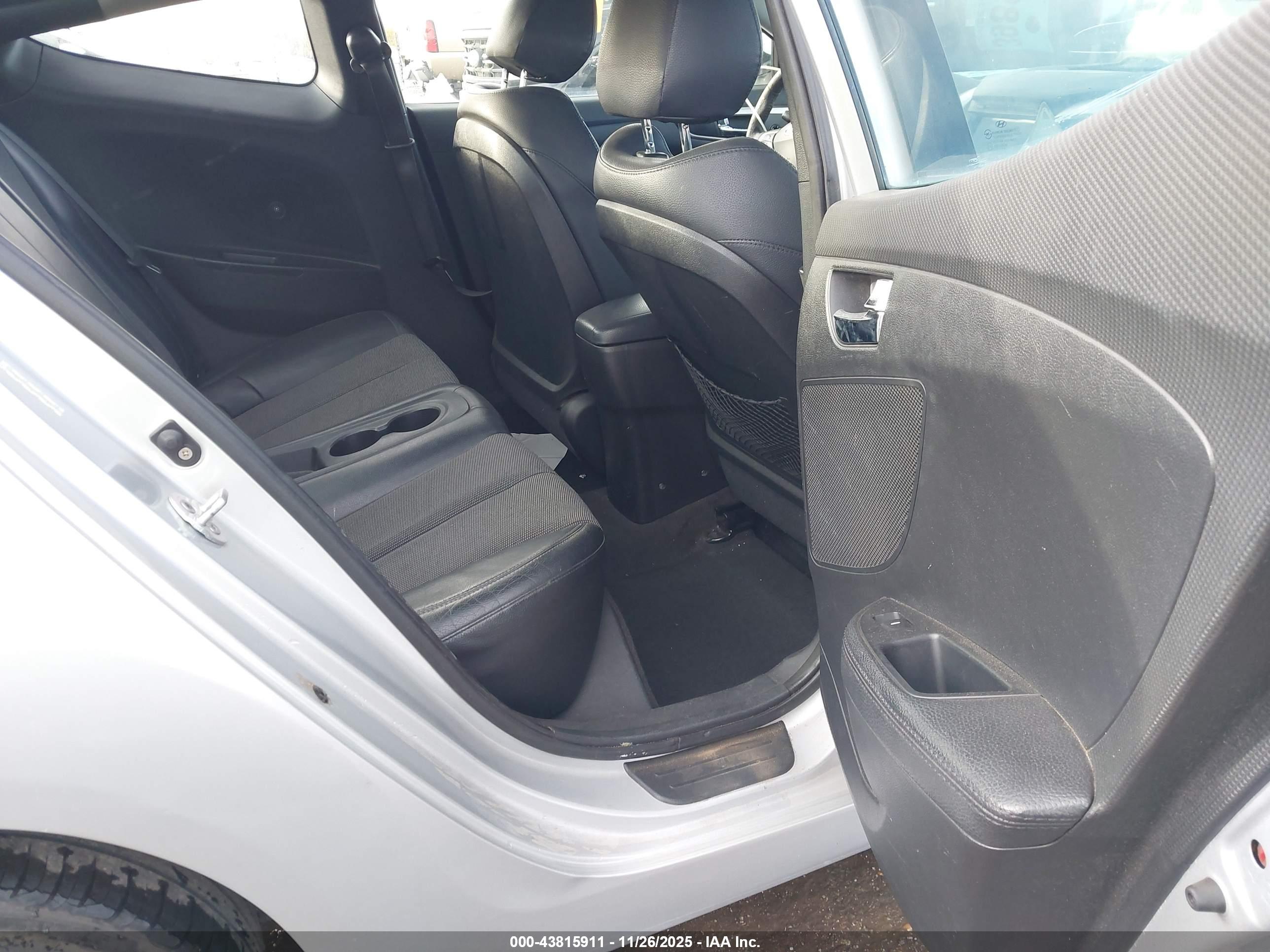 HYUNDAI VELOSTER image 8