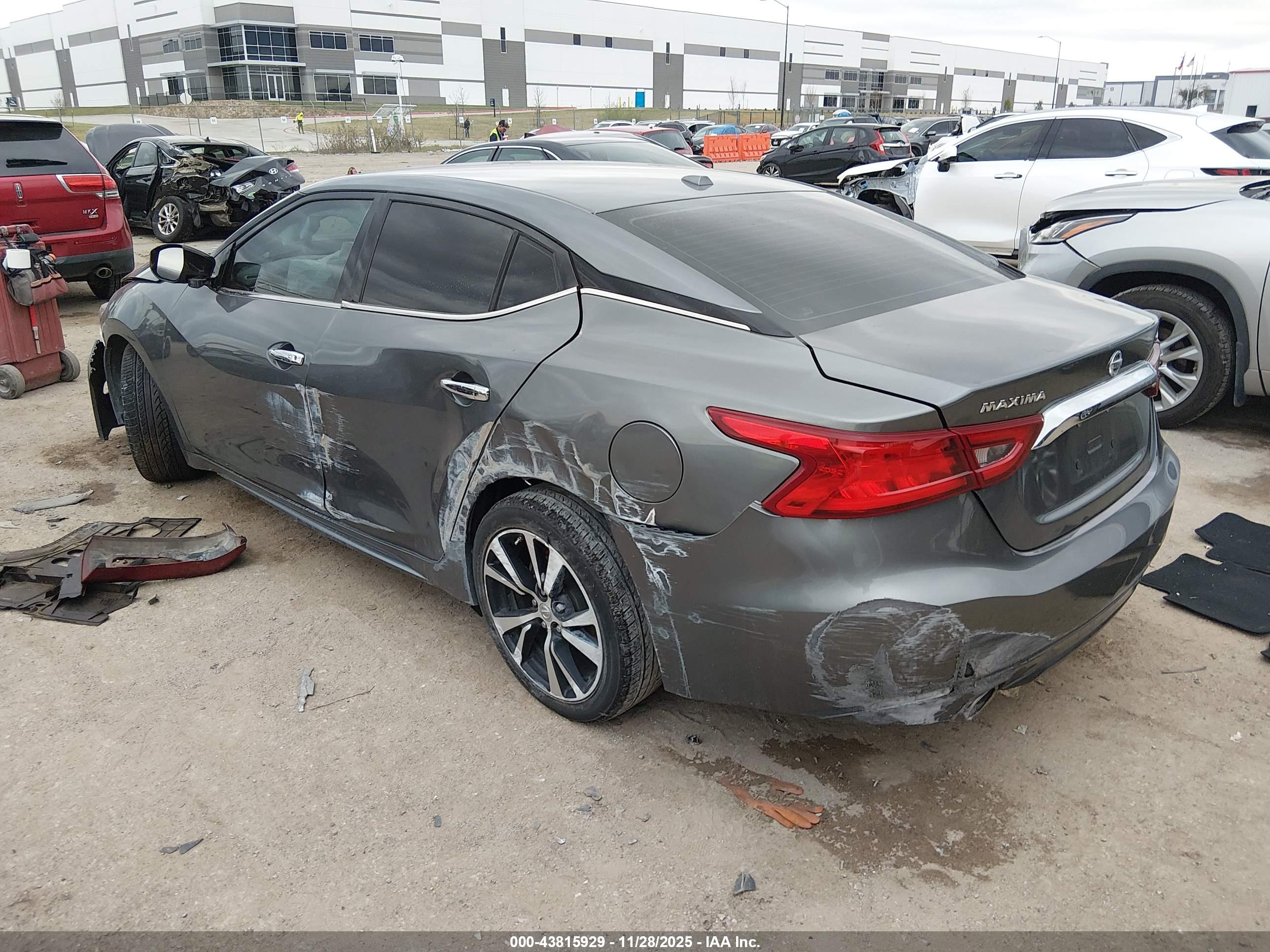 NISSAN MAXIMA image 3