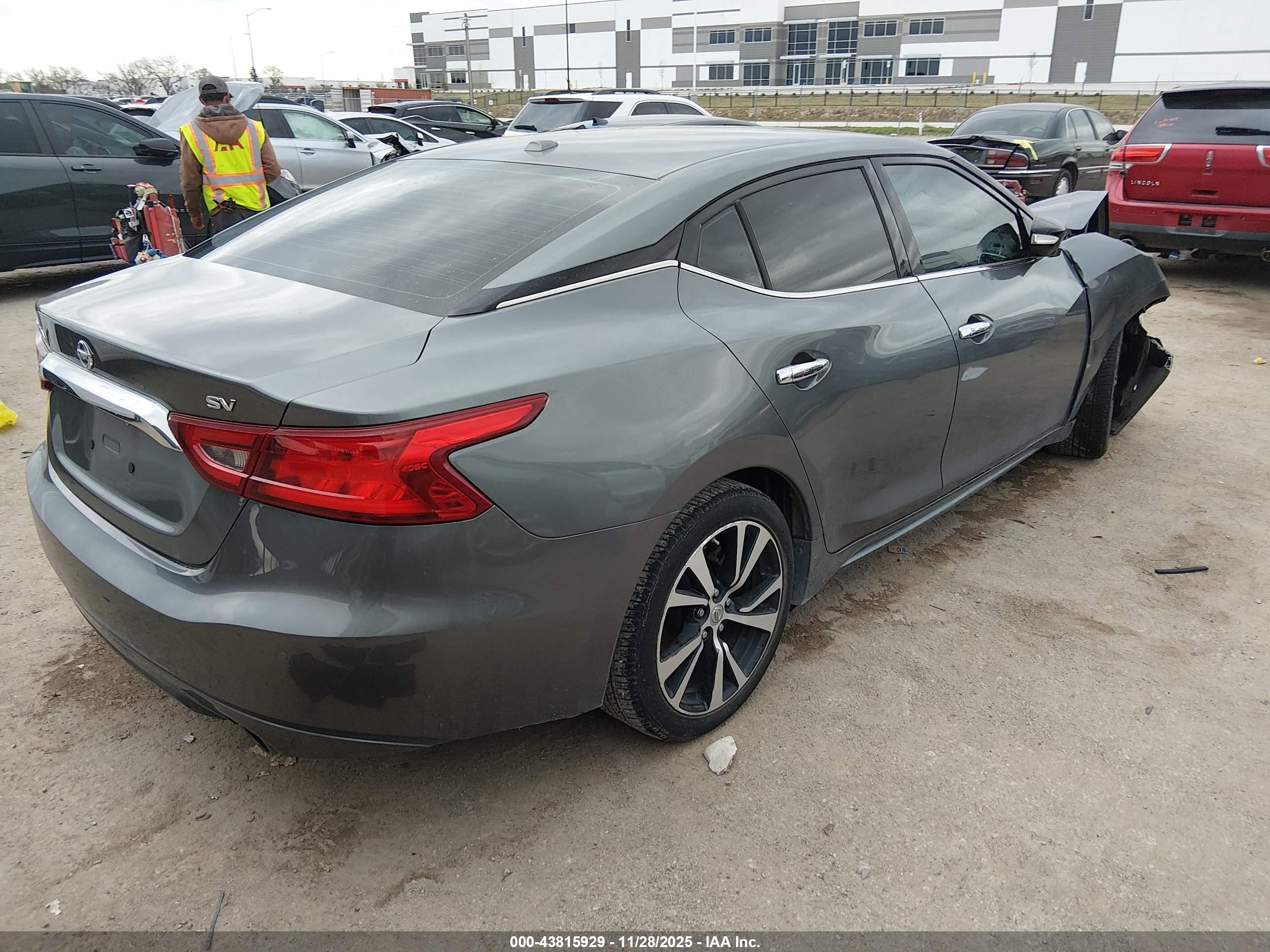 NISSAN MAXIMA image 4