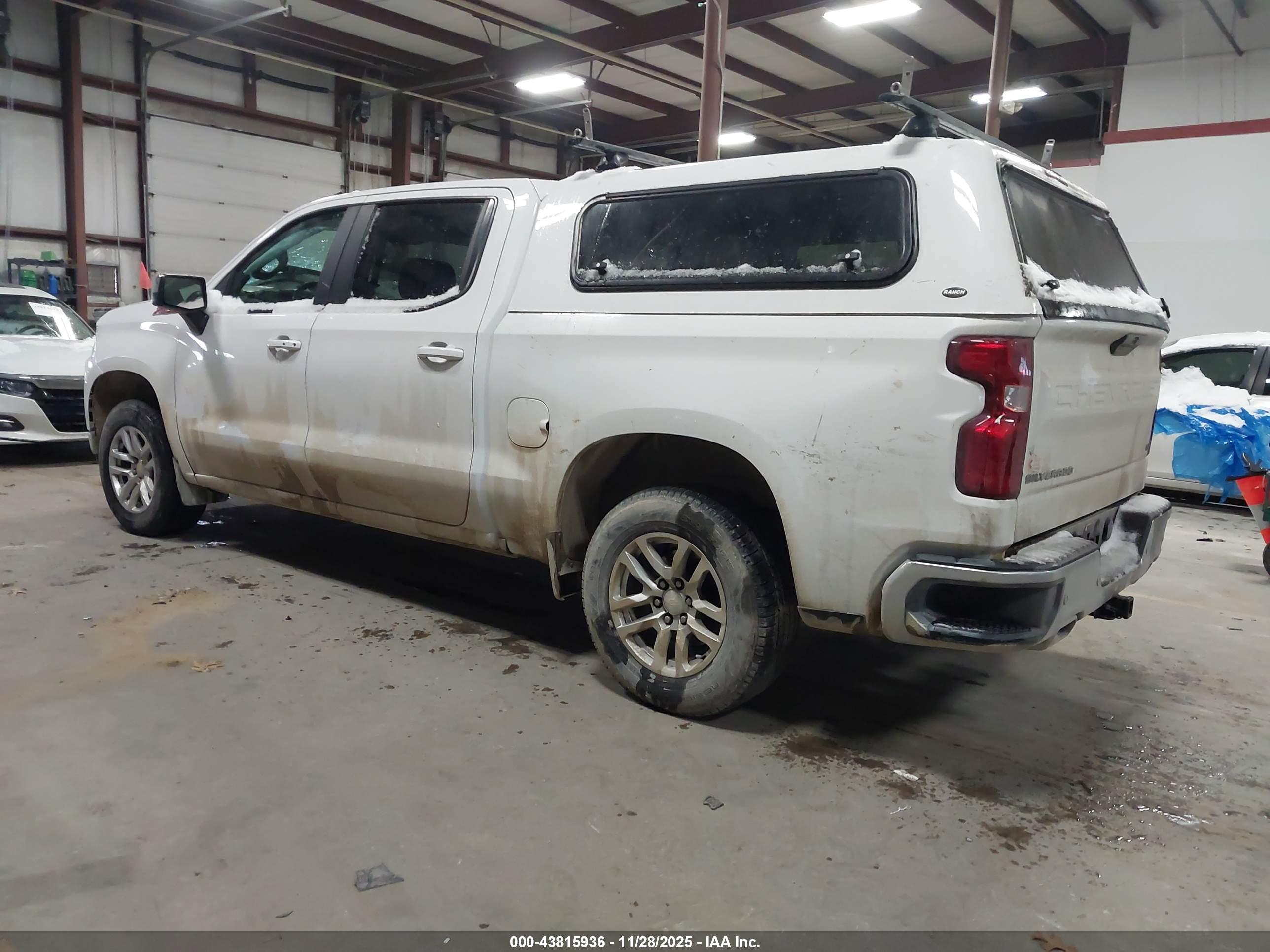 CHEVROLET SILVERADO image 3