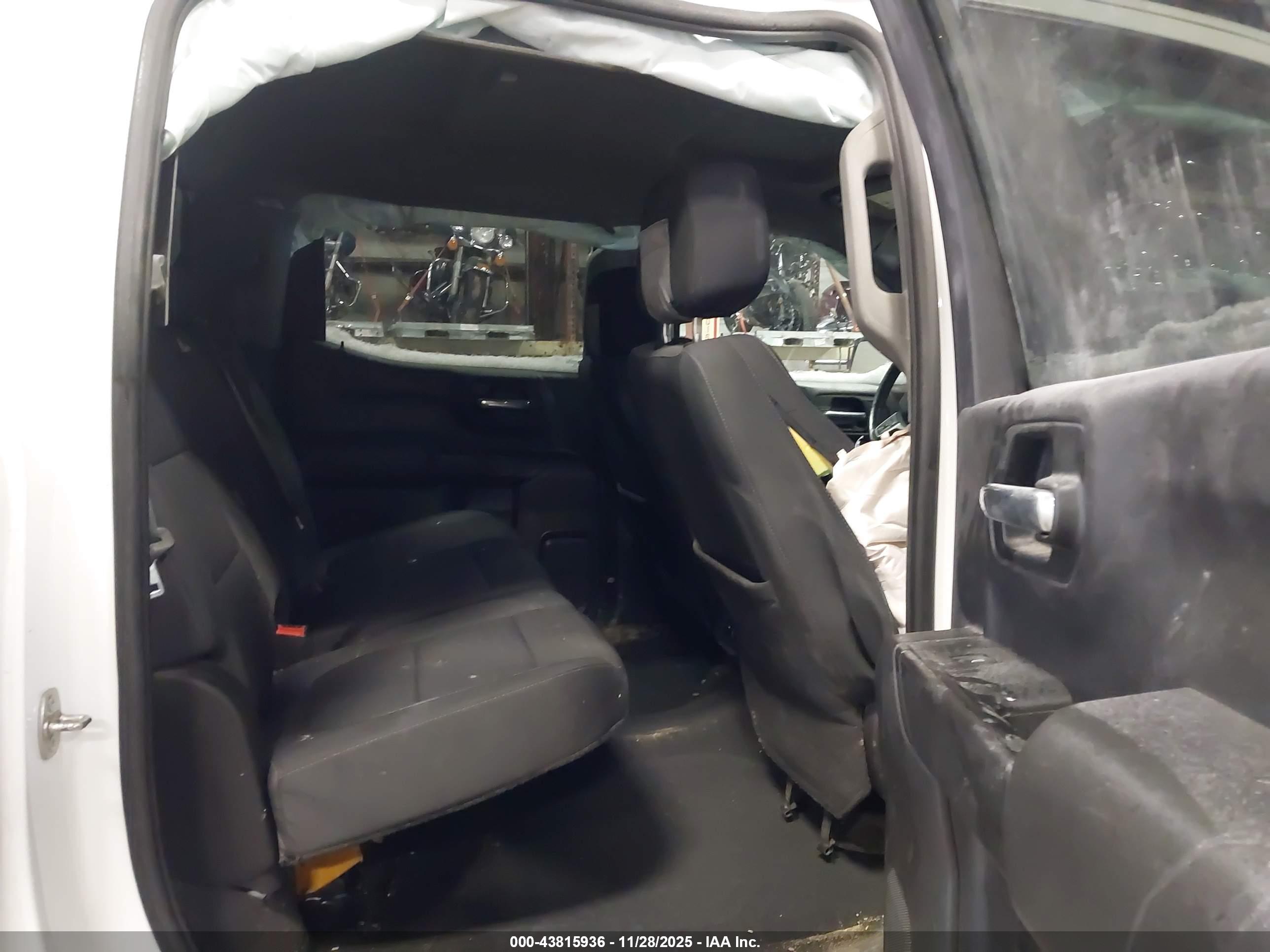 CHEVROLET SILVERADO image 8