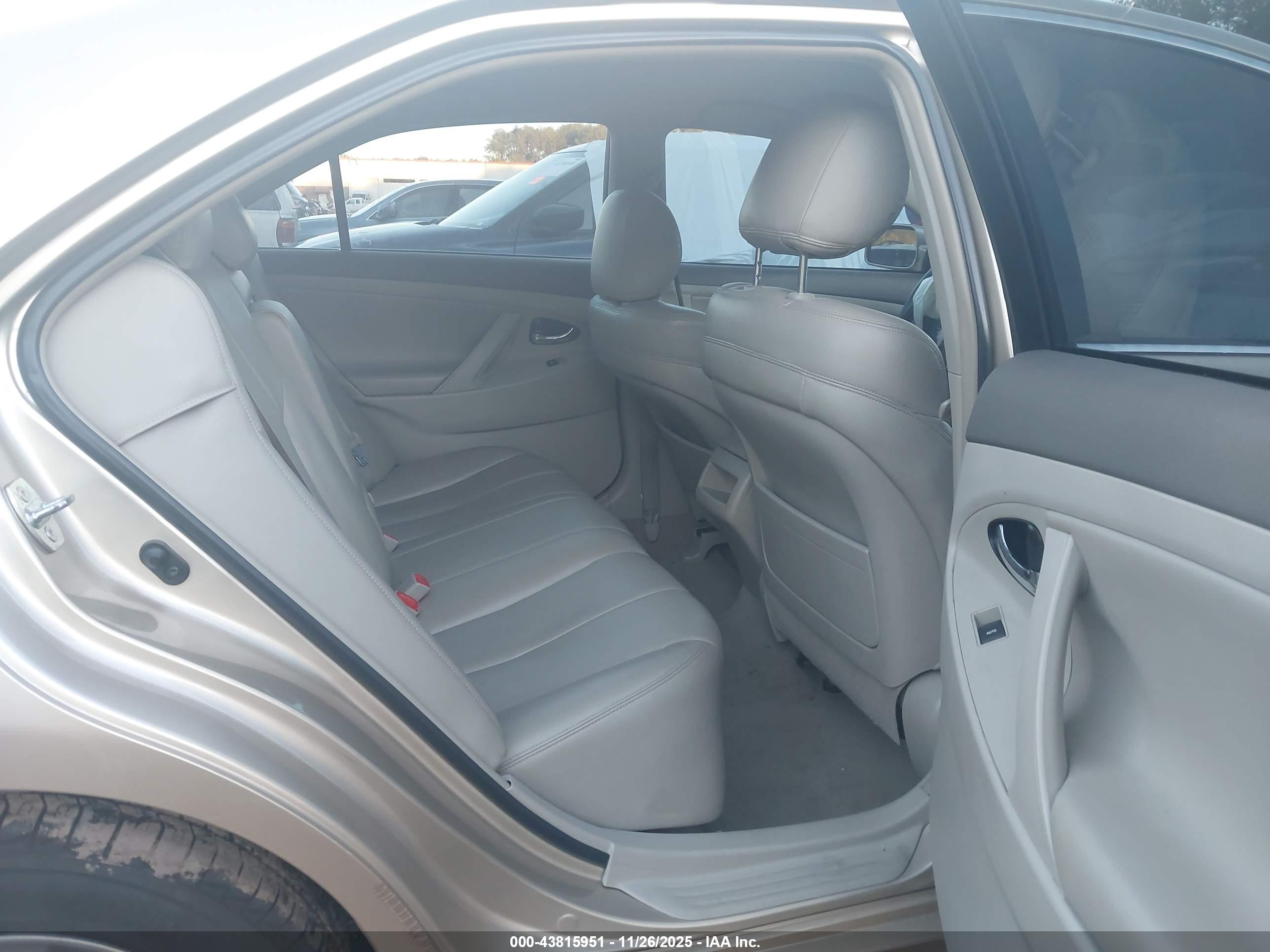 TOYOTA CAMRY image 8