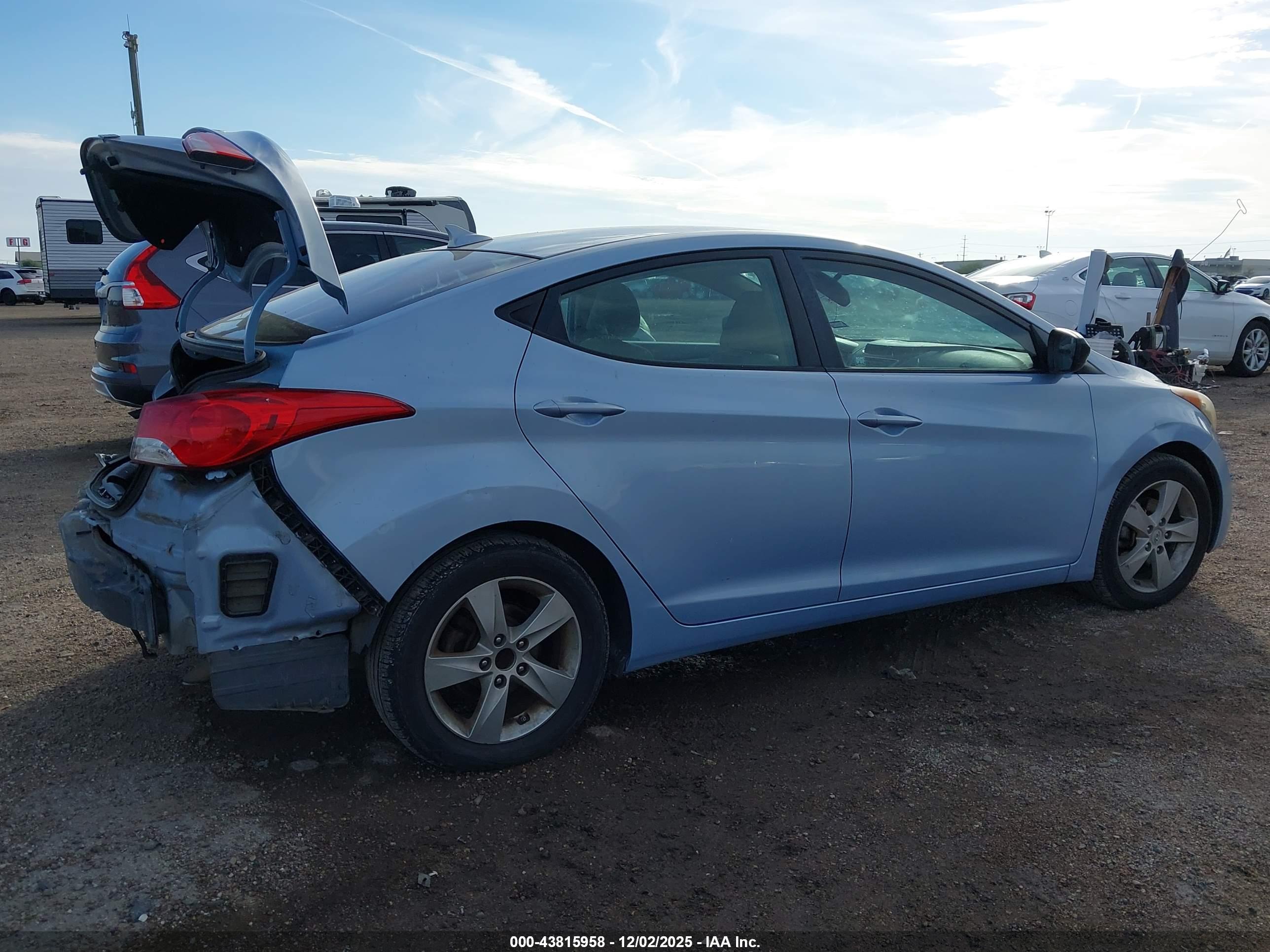 HYUNDAI ELANTRA image 4