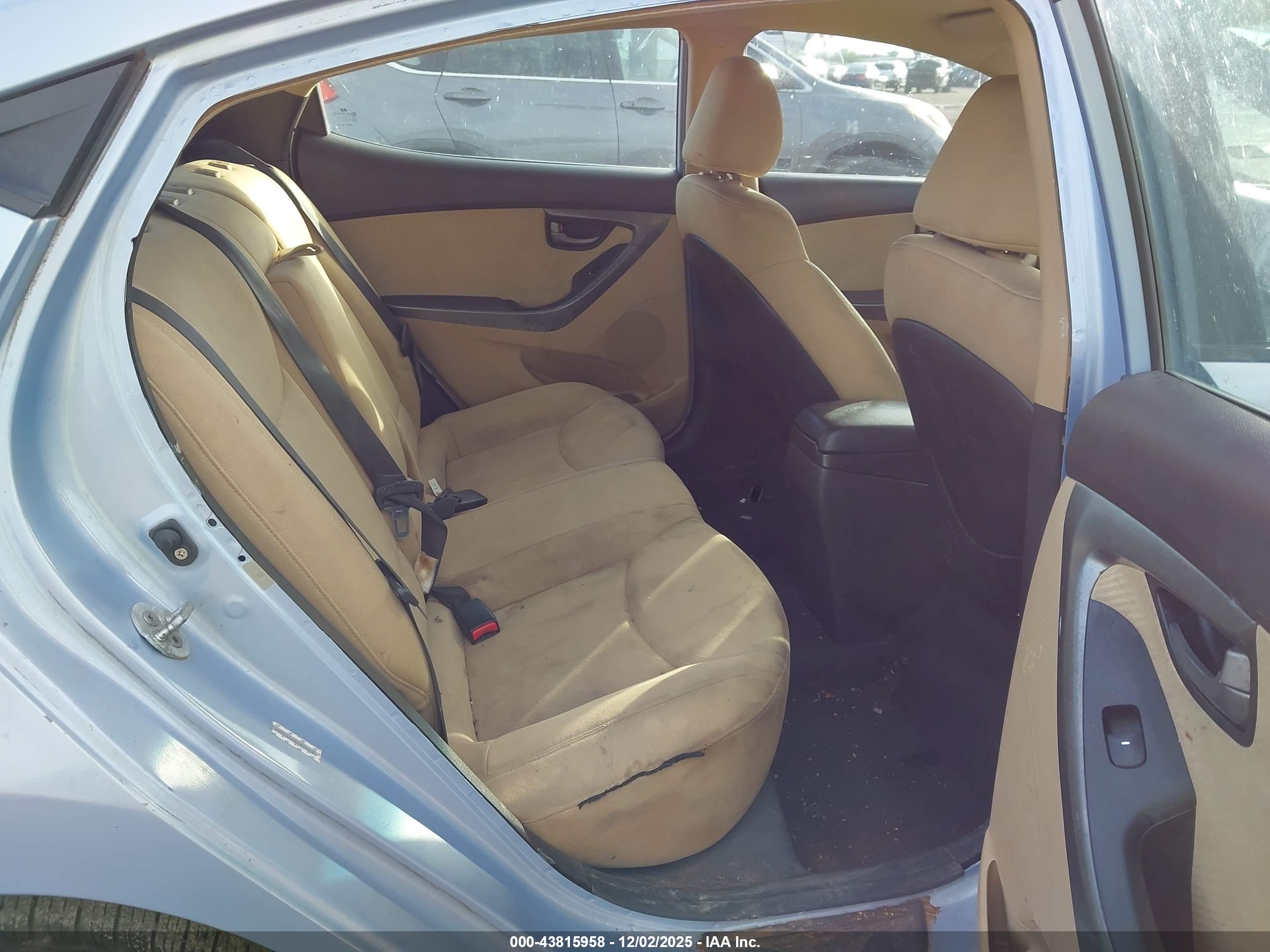 HYUNDAI ELANTRA image 8