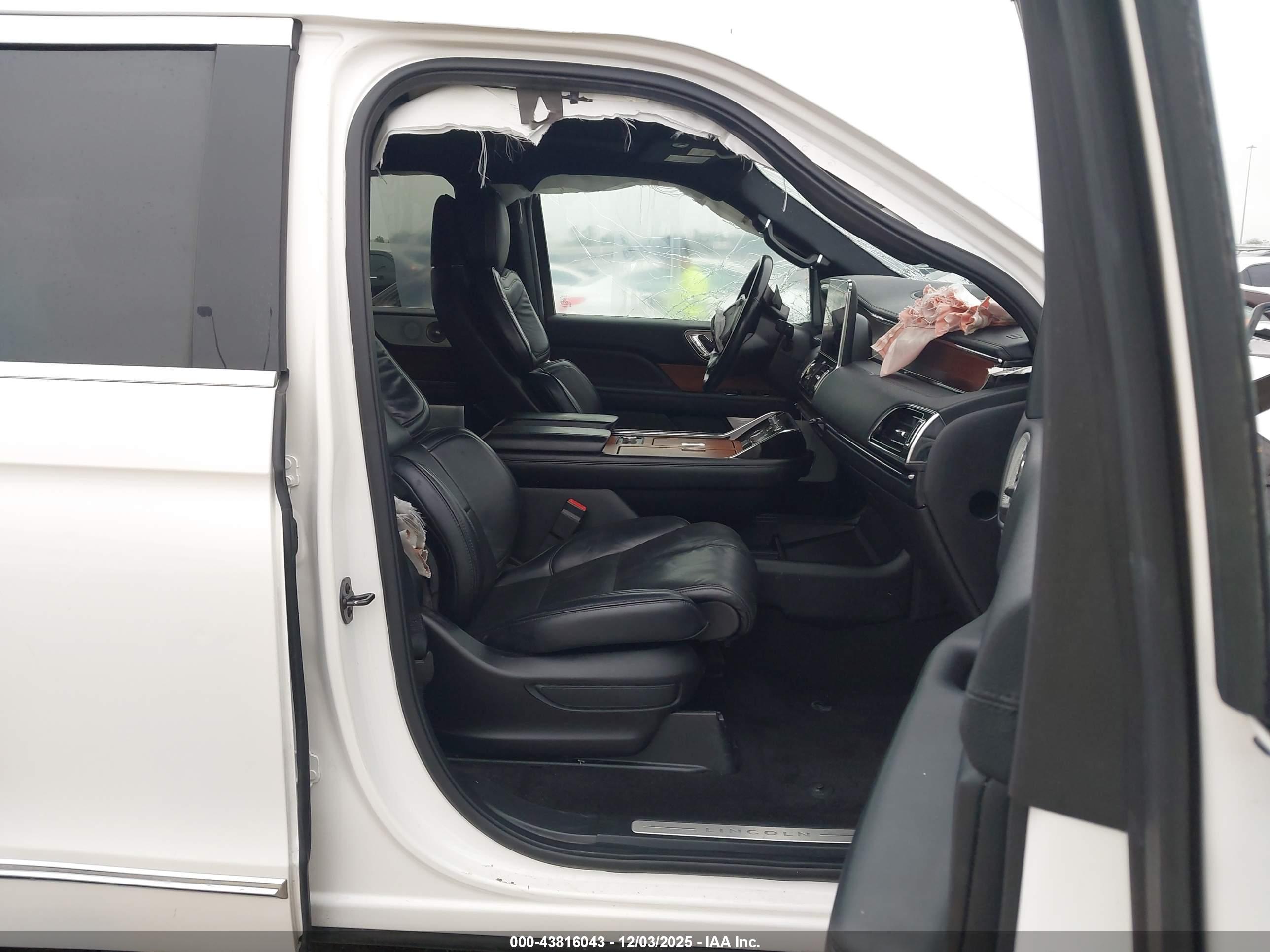 LINCOLN NAVIGATOR image 5