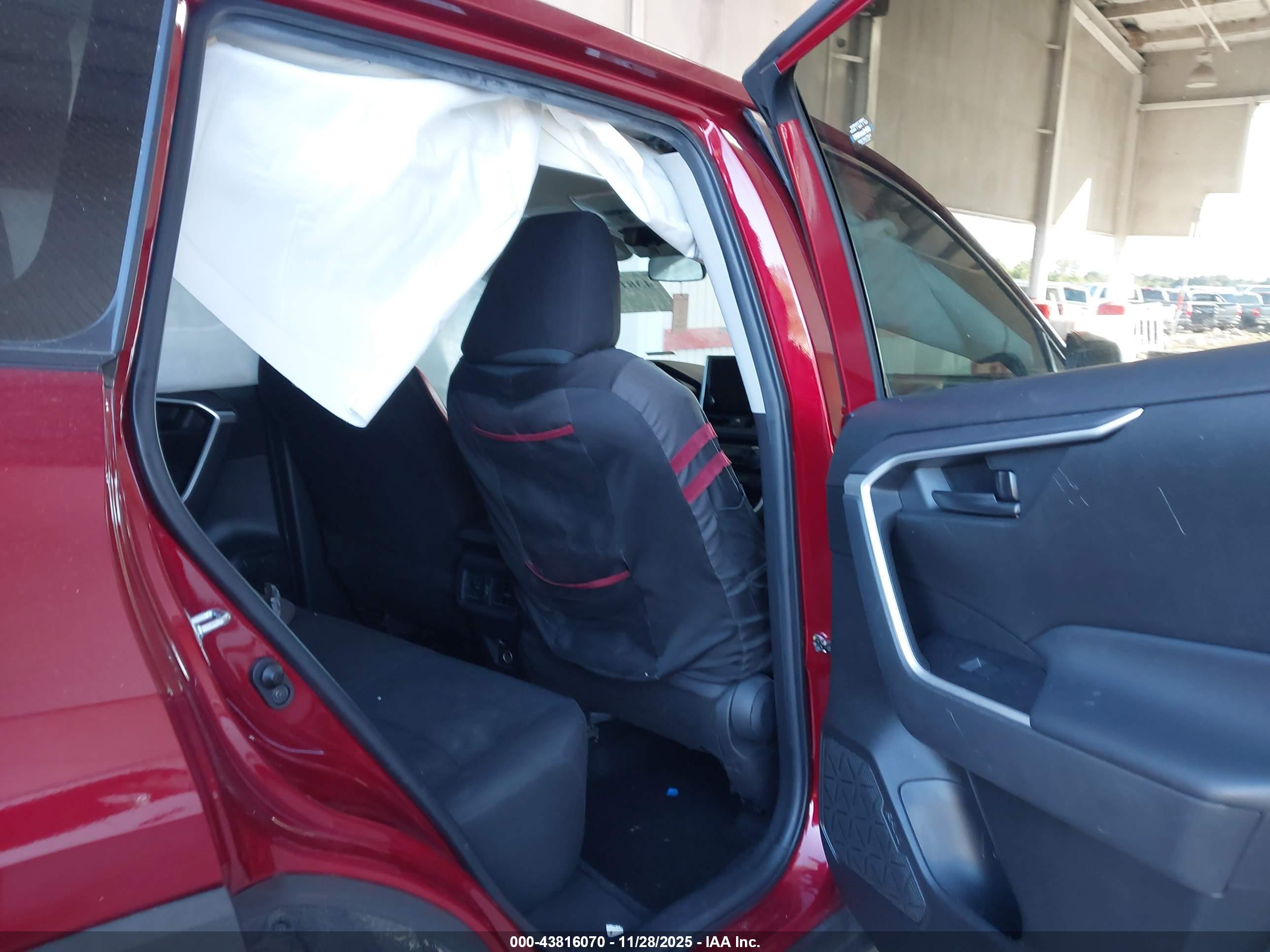 TOYOTA RAV4 image 8
