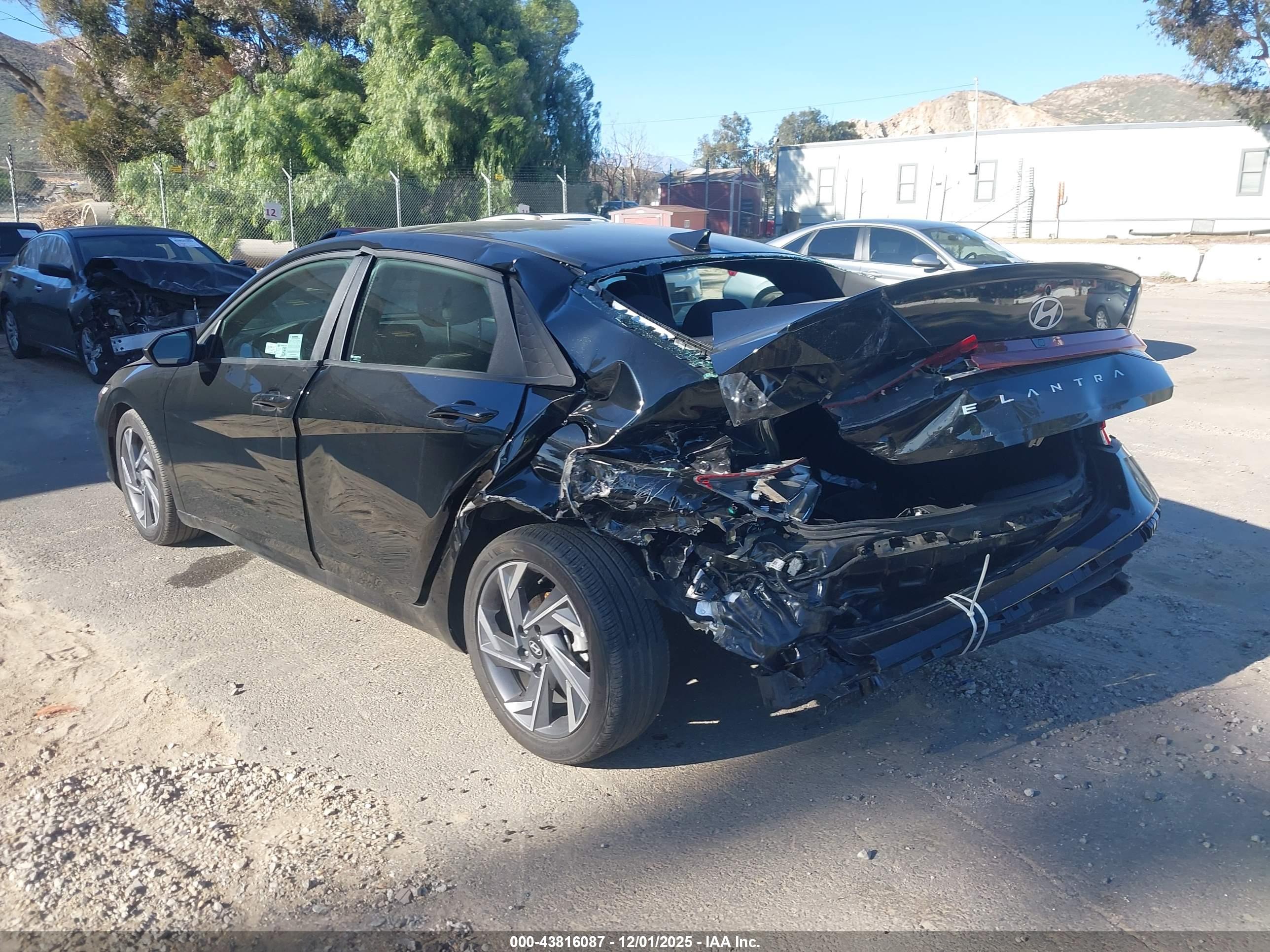 HYUNDAI ELANTRA image 3