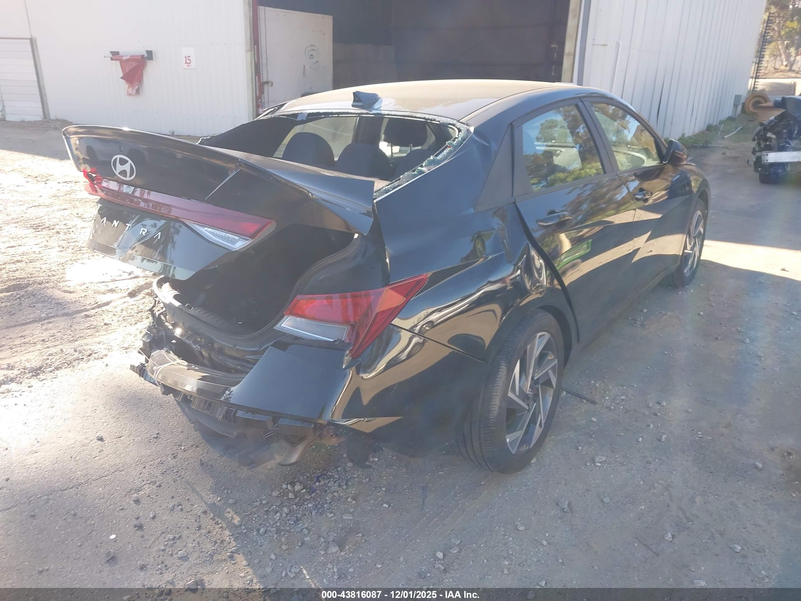 HYUNDAI ELANTRA image 4